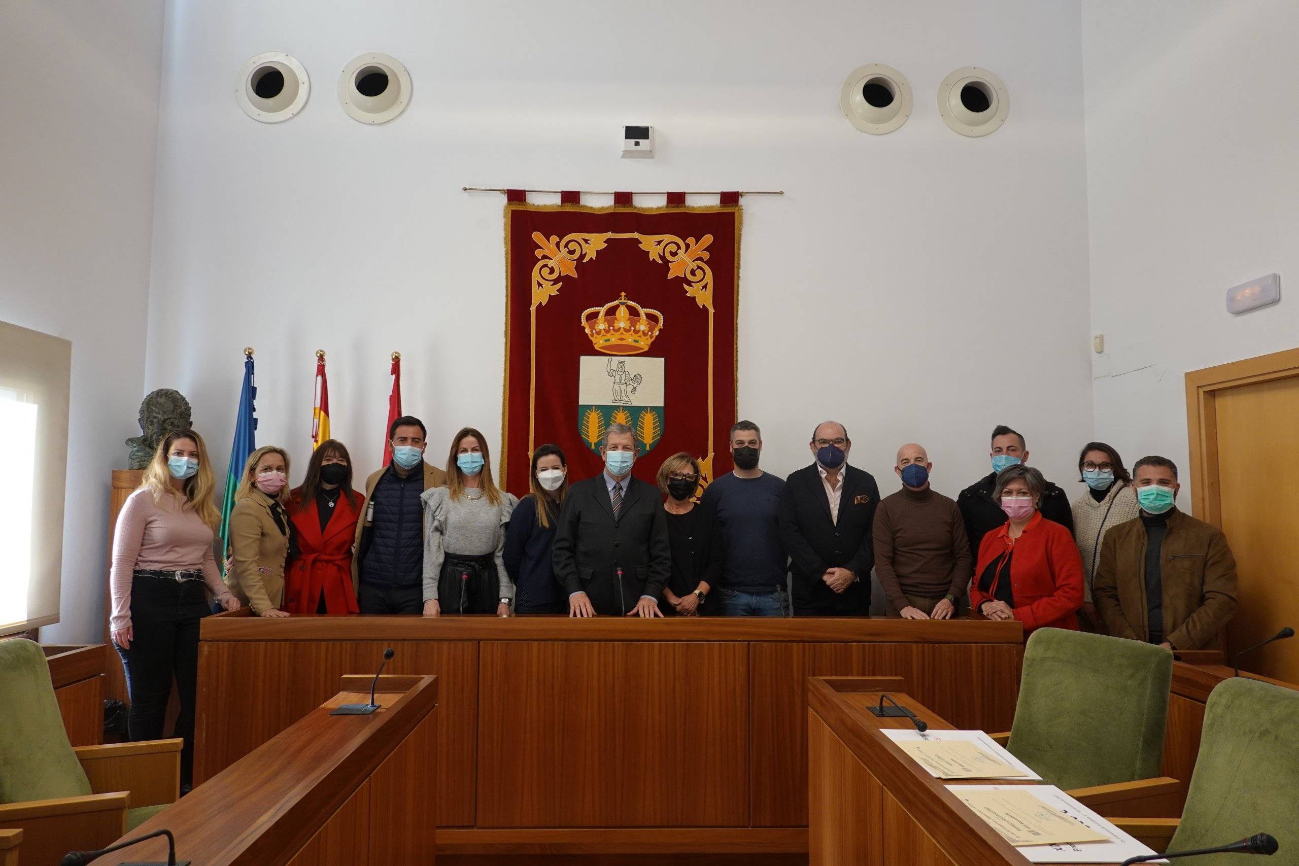 Foto de familia de la entrega de premios del XIX Concurso de Escaparatismo Navideño.