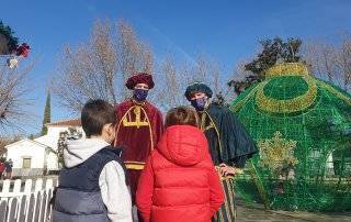 Los pajes reales saludando a dos niños.