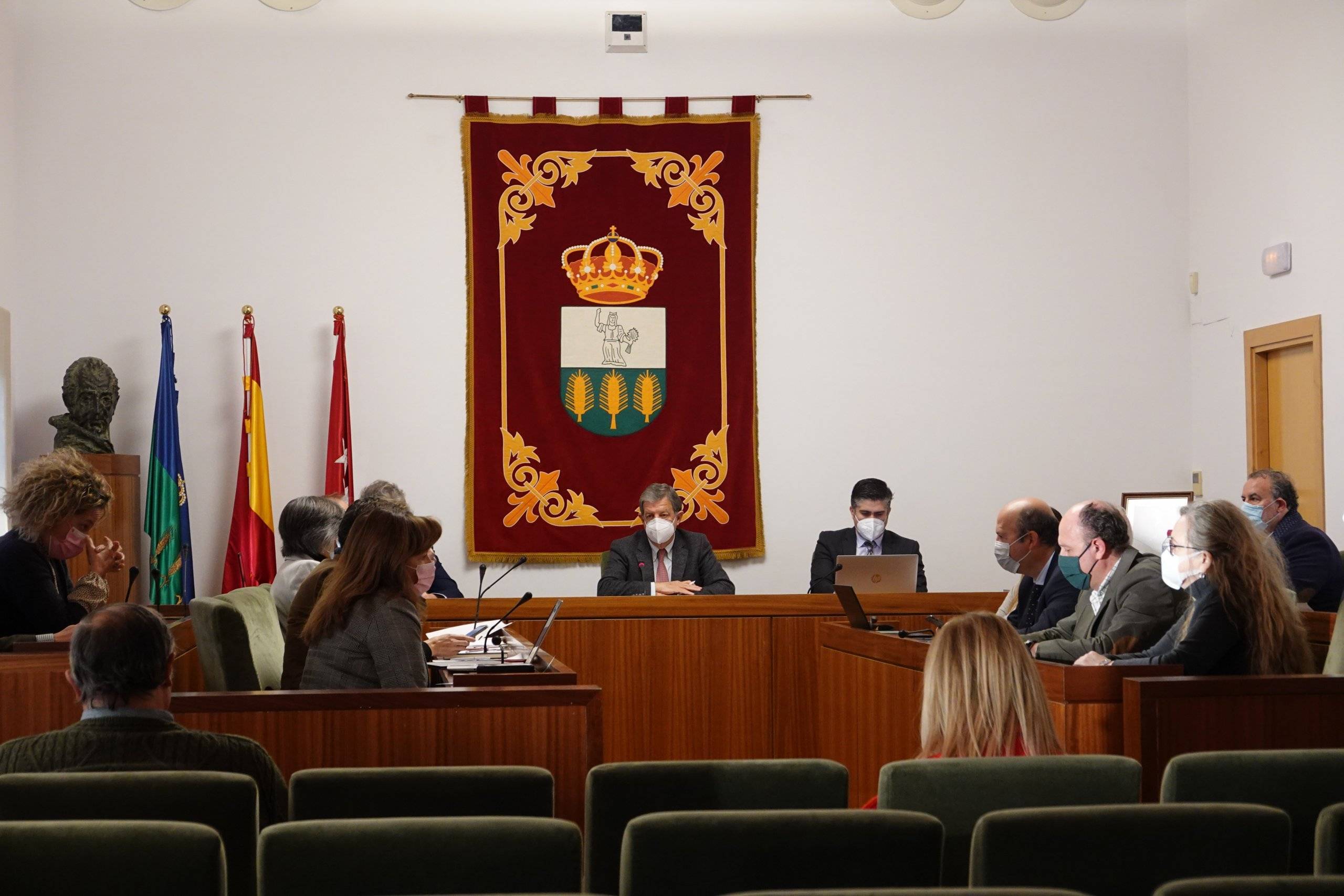 Alcalde y concejales en el Salón de Plenos.