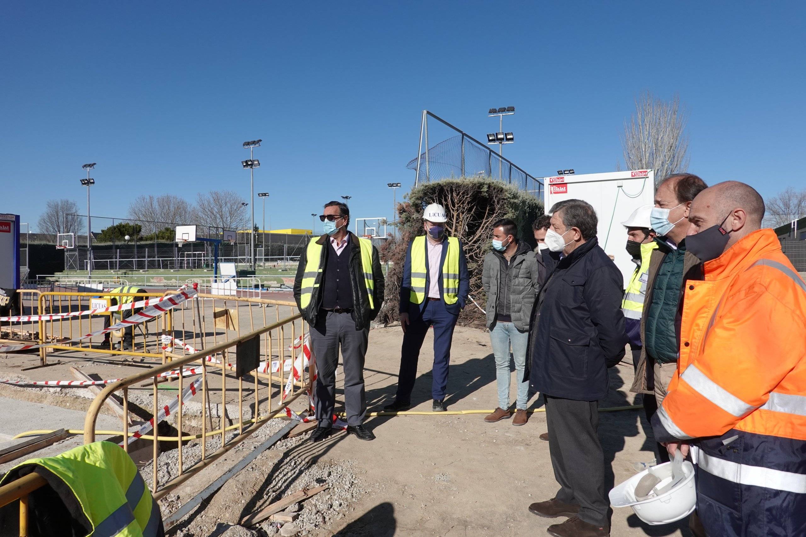 El alcalde, Luis Partida, autoridades municipales y técnicos en la visita.