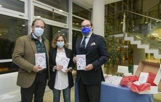 El teniente de alcalde, Enrique Serrano, y el concejal de Cultura, Fernando Agudo, junto a Cristina Jardón.