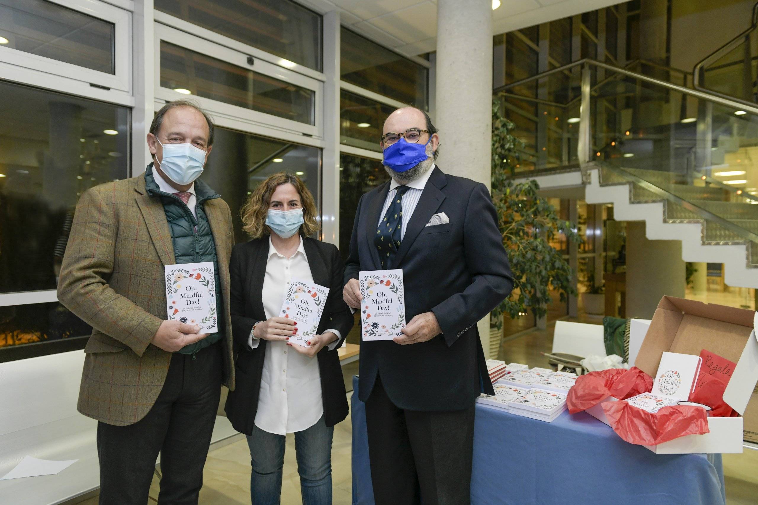 El teniente de alcalde, Enrique Serrano, y el concejal de Cultura, Fernando Agudo, junto a Cristina Jardón.