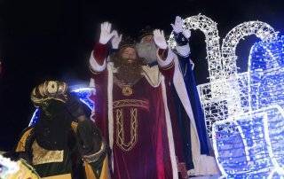 Los Reyes Magos saludando durante la Cabalgata 2022.