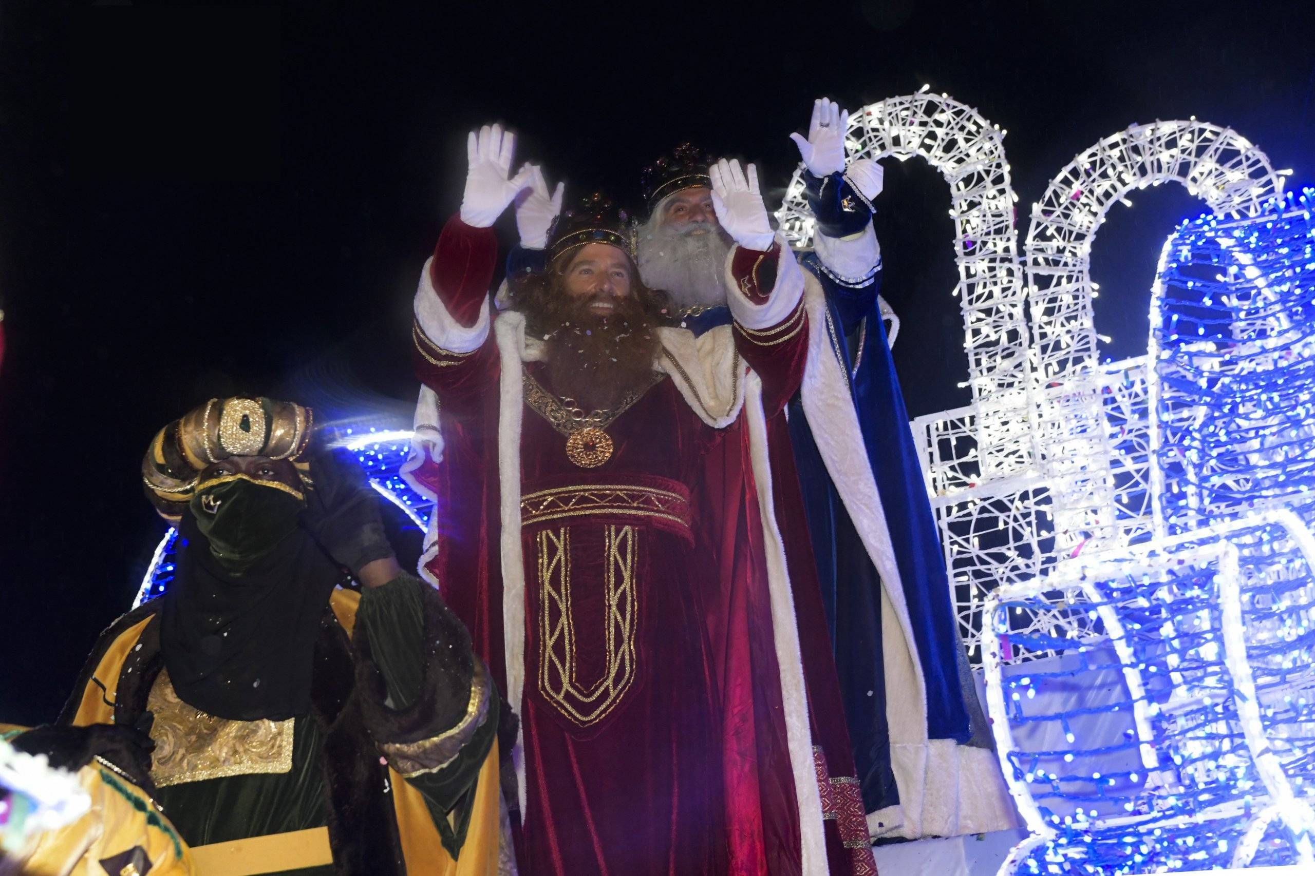 Los Reyes Magos saludando durante la Cabalgata 2022.