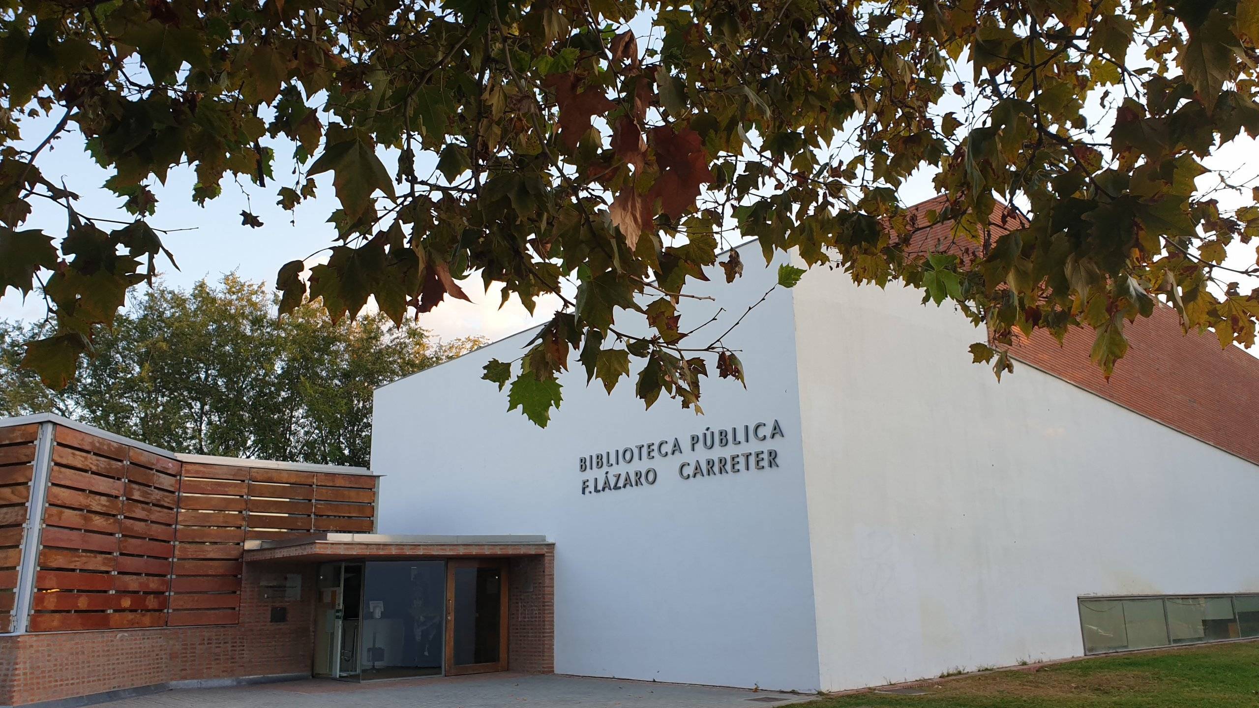 Biblioteca Municipal F. Lázaro Carreter.