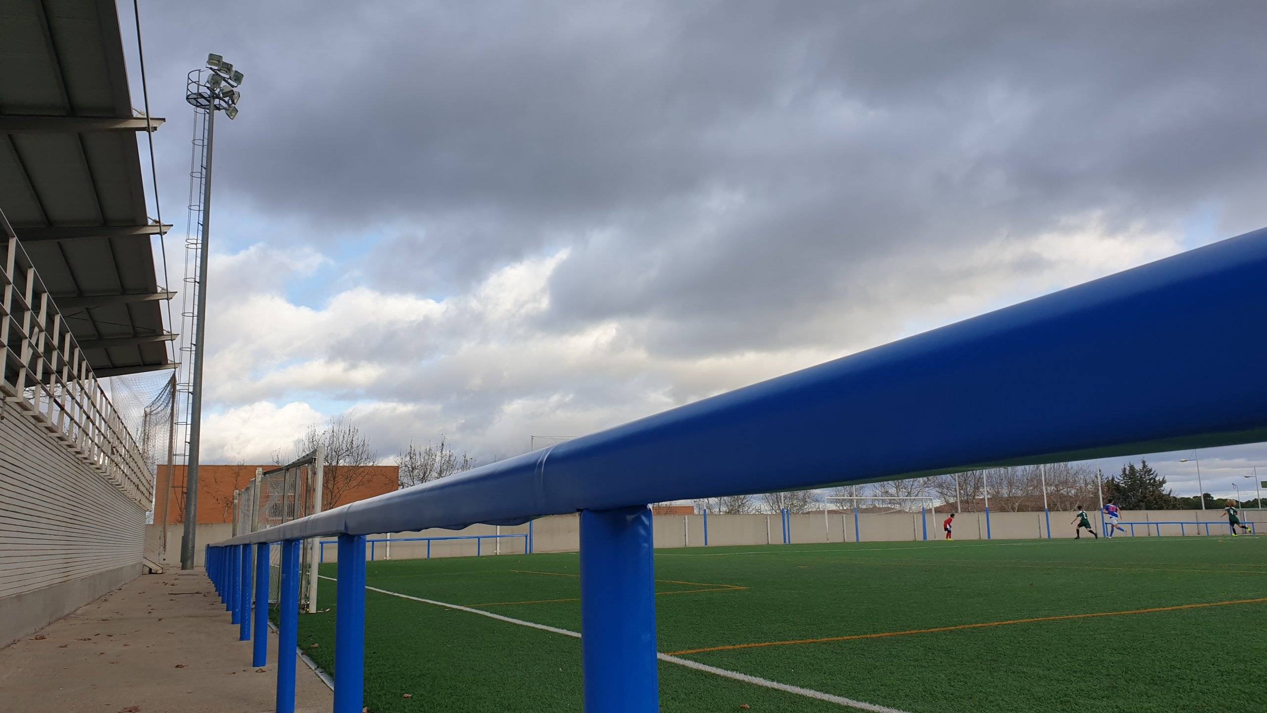 Protectores acolchados en el campo de fútbol.