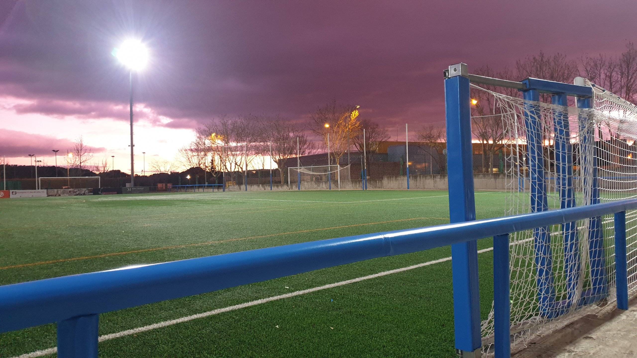 Protectores acolchados en el campo de fútbol.