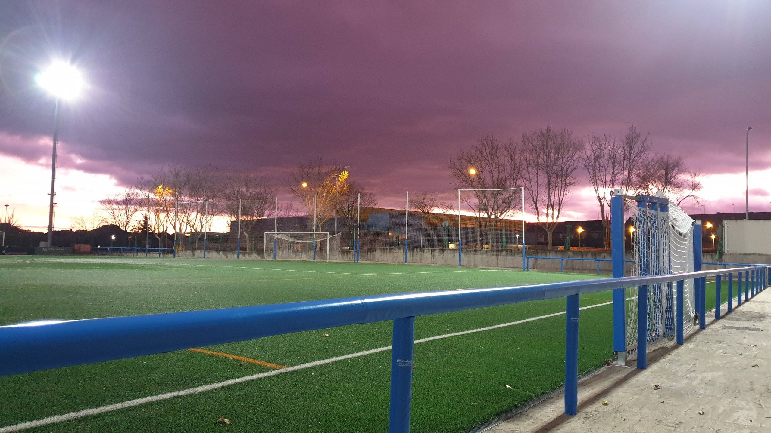 Protectores acolchados en el campo de fútbol.