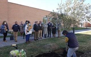 Autoridades y asistentes a la plantación del árbol.