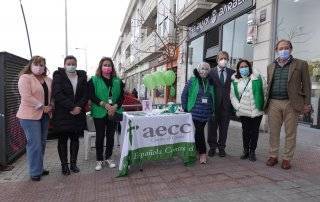 Alcalde y concejales junto a la responsable de la Delegación Local de la AECC e integrantes de la misma .