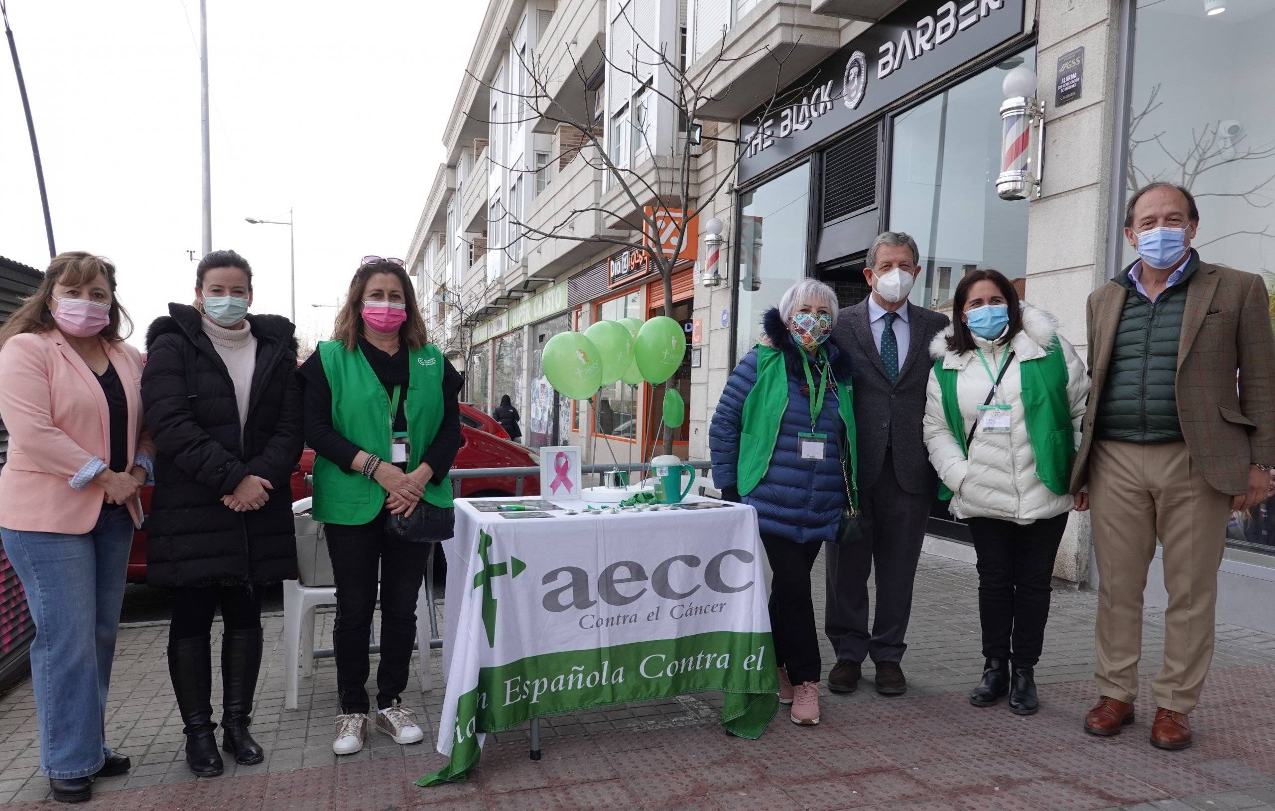 Alcalde y concejales junto a la responsable de la Delegación Local de la AECC e integrantes de la misma .