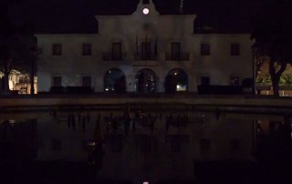 Fachada edificio del Ayuntamiento y fuente de la Plaza de España.