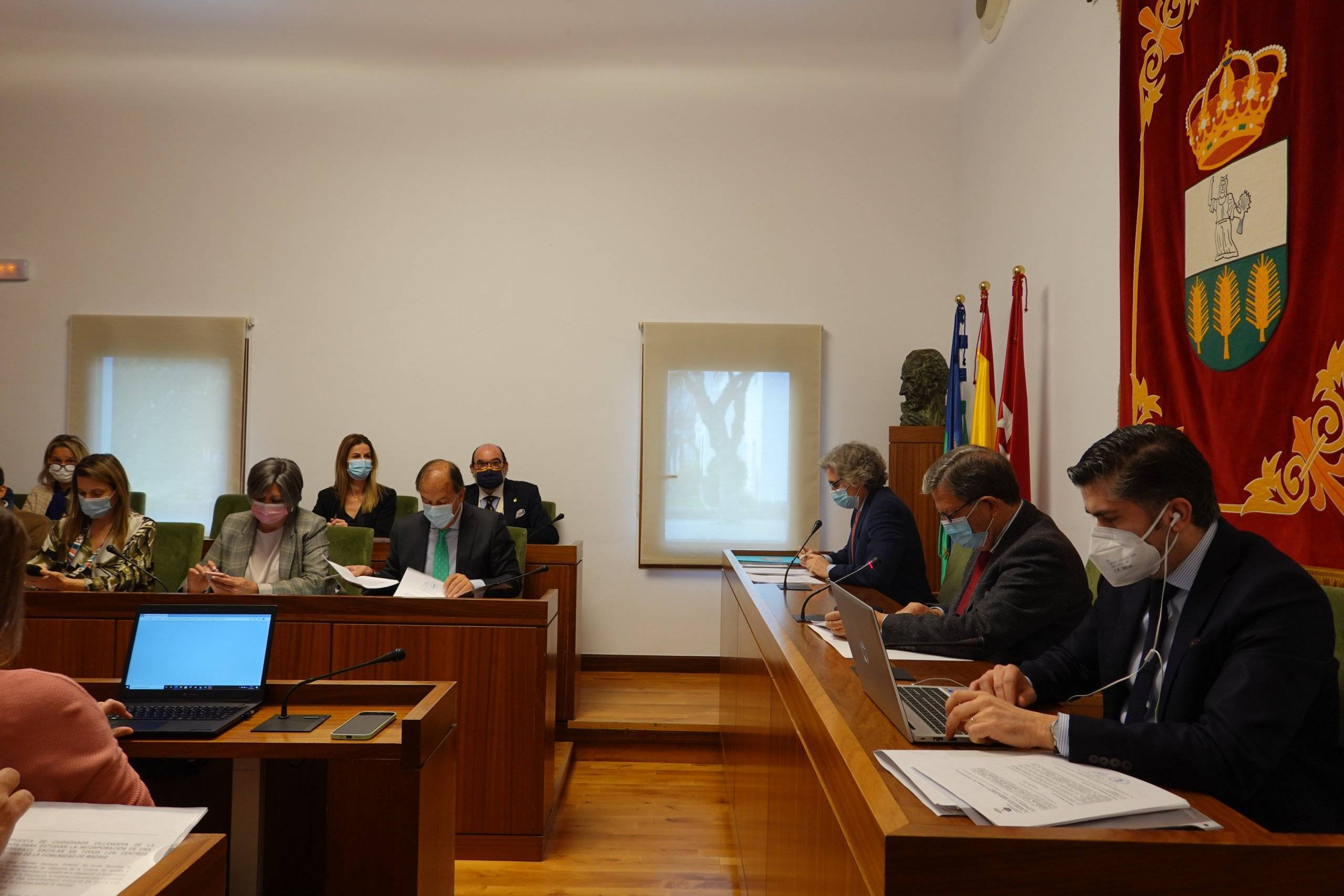 El alcalde, Luis Partida, preside la mesa del Pleno acompañado de autoridades locales.