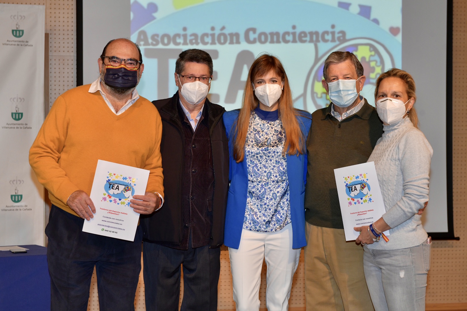 Autoridades locales y responsables de la Asociación Conciencia TEA.