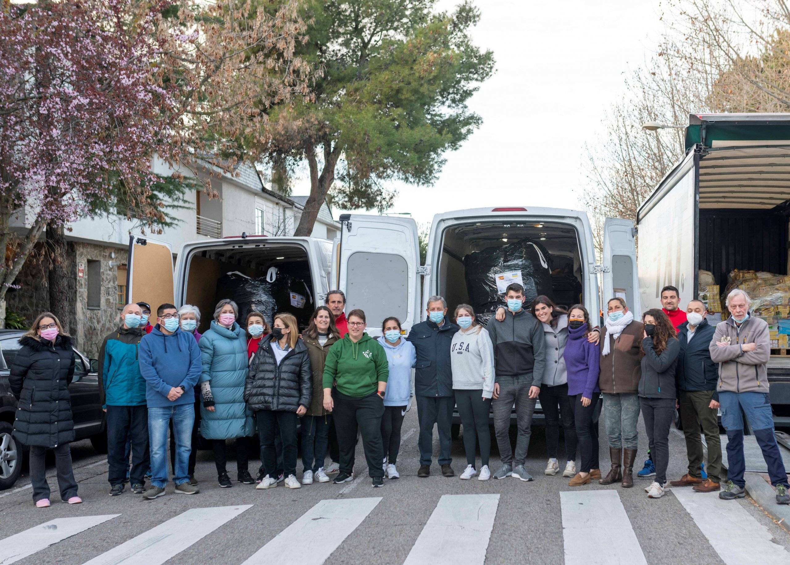 Foto de familia de la recogida de ayuda humanitaria a Ucrania.