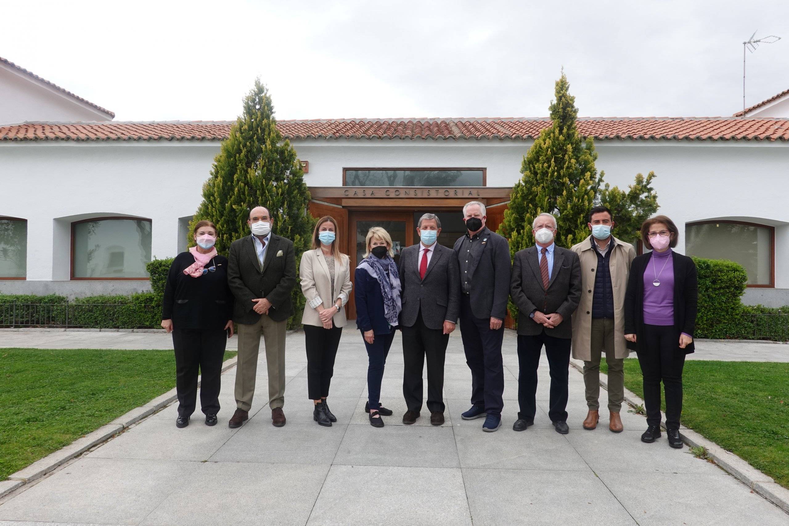 Foto de familia de la visita delante de la Casa Consistorial.