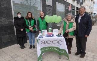 El alcalde, Luis Partida, y la concejala de Salud, Beatriz Peralta, junto a la responsable local de la AECC, Esther Carretero, y voluntarios.