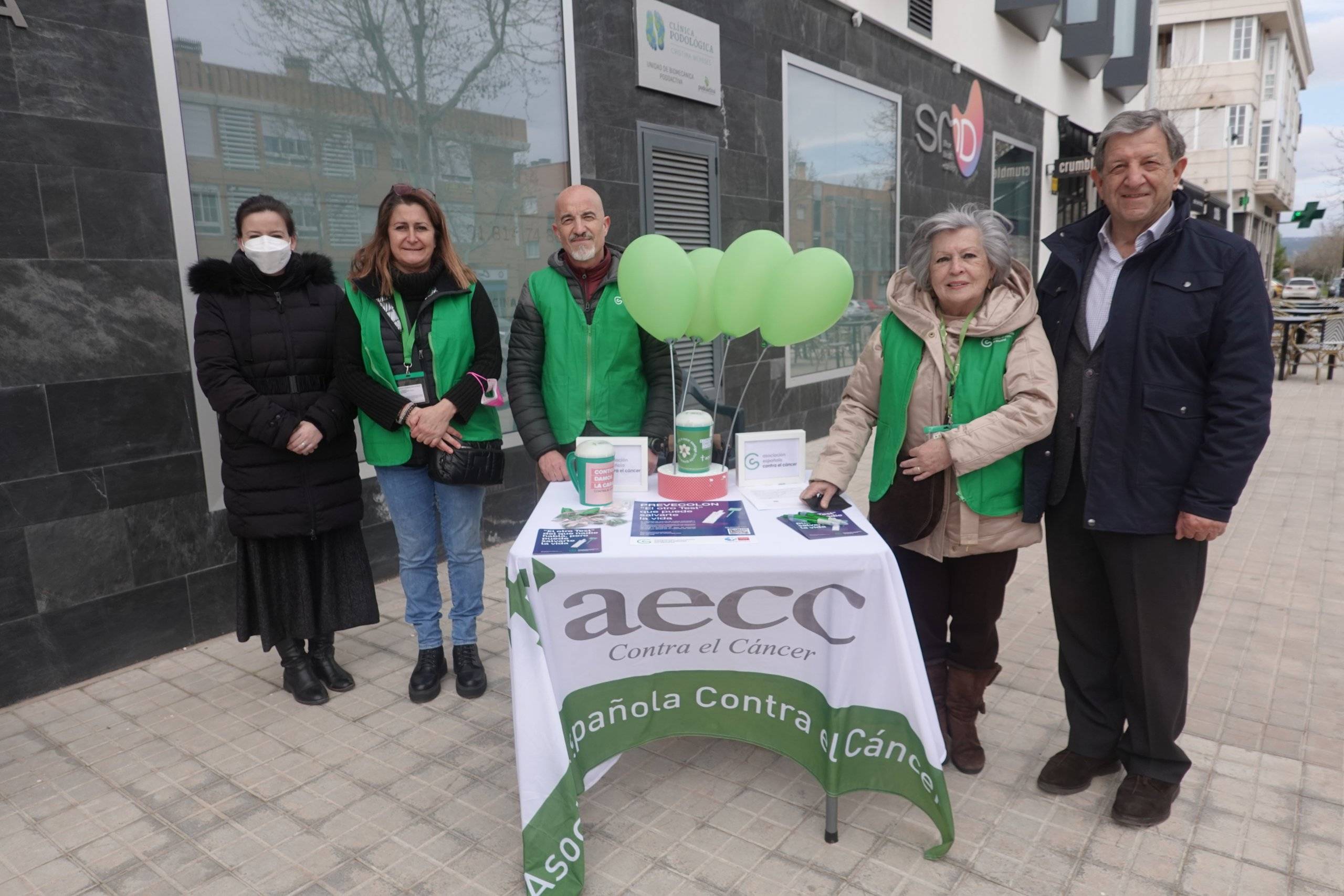 El alcalde, Luis Partida, y la concejala de Salud, Beatriz Peralta, junto a la responsable local de la AECC, Esther Carretero, y voluntarios.