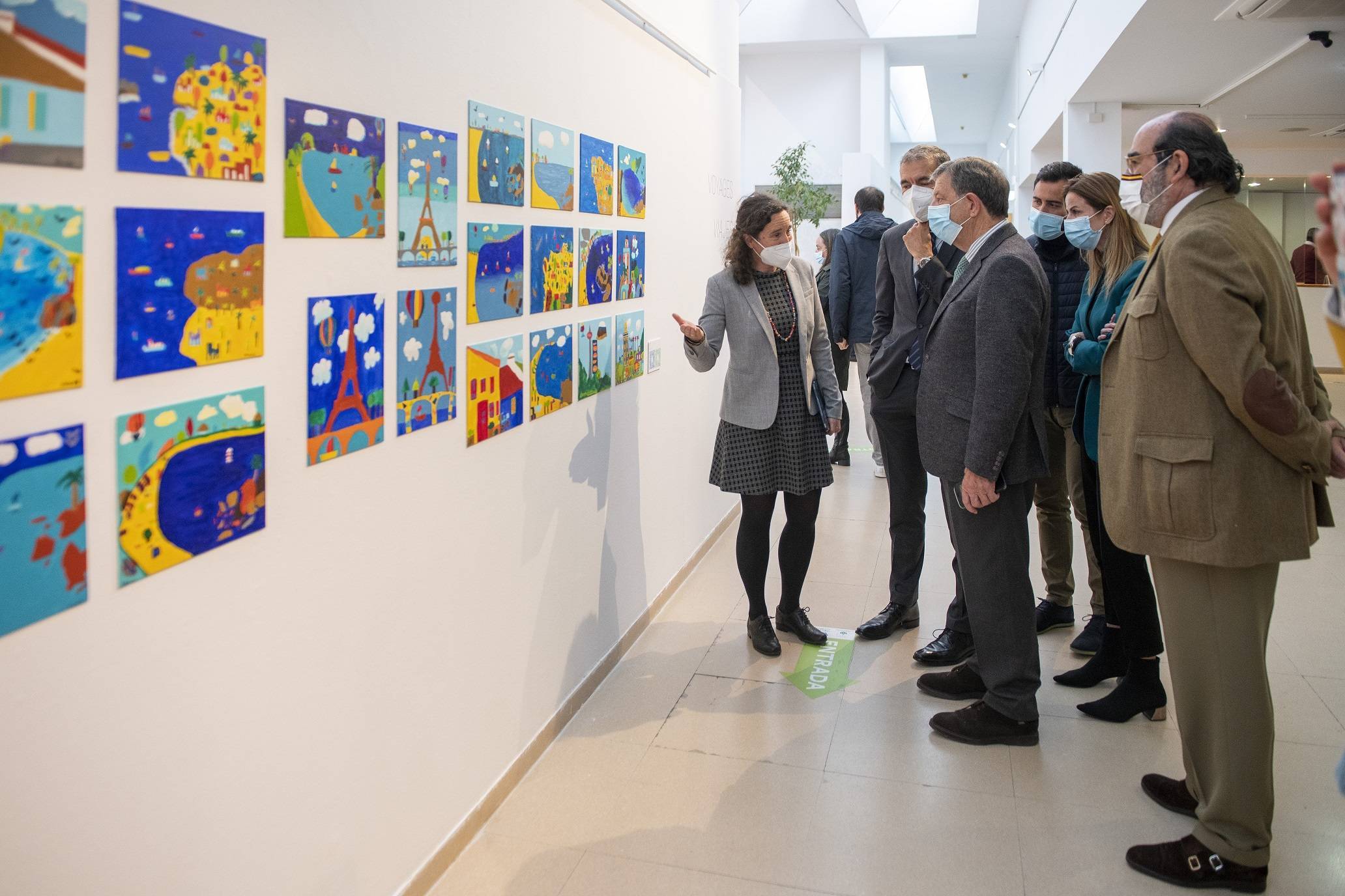 Alcalde y concejales junto a responsables del Liceo Molière visitando la exposición.