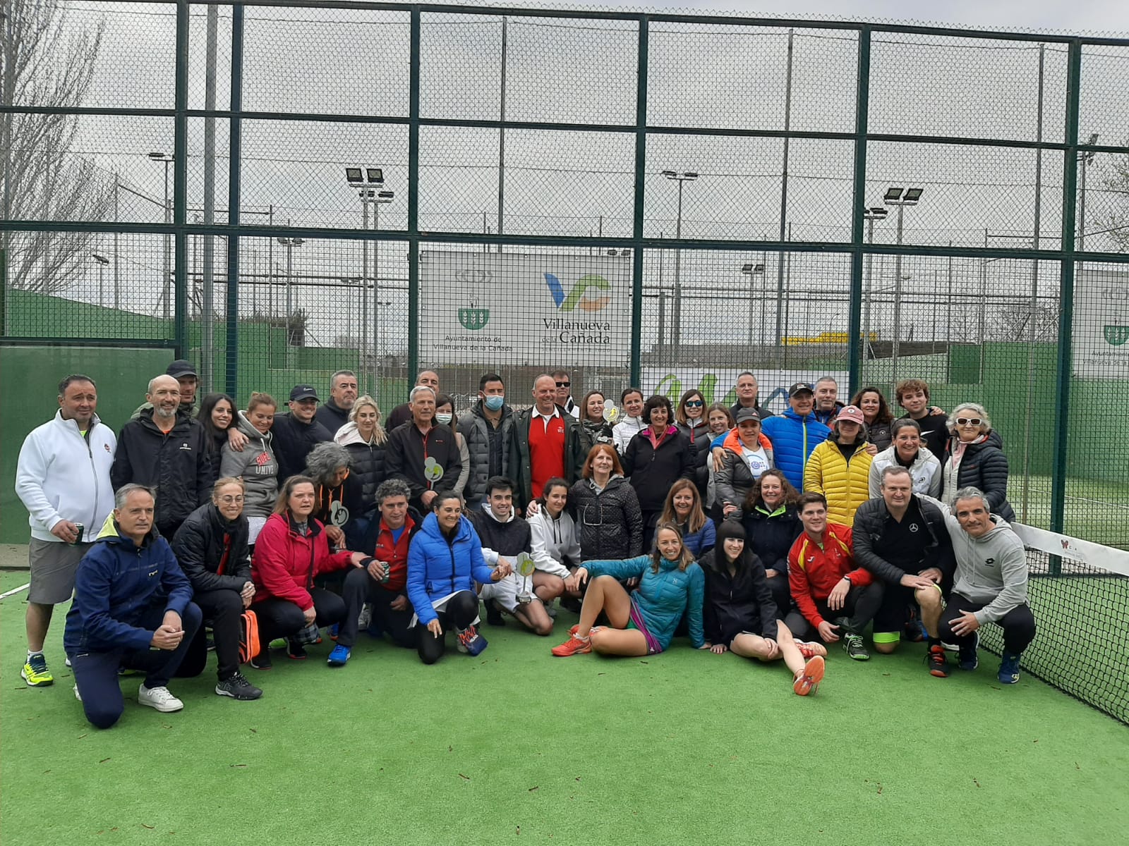 Foto de familia de todos los participantes en el torneo solidario de pádel.