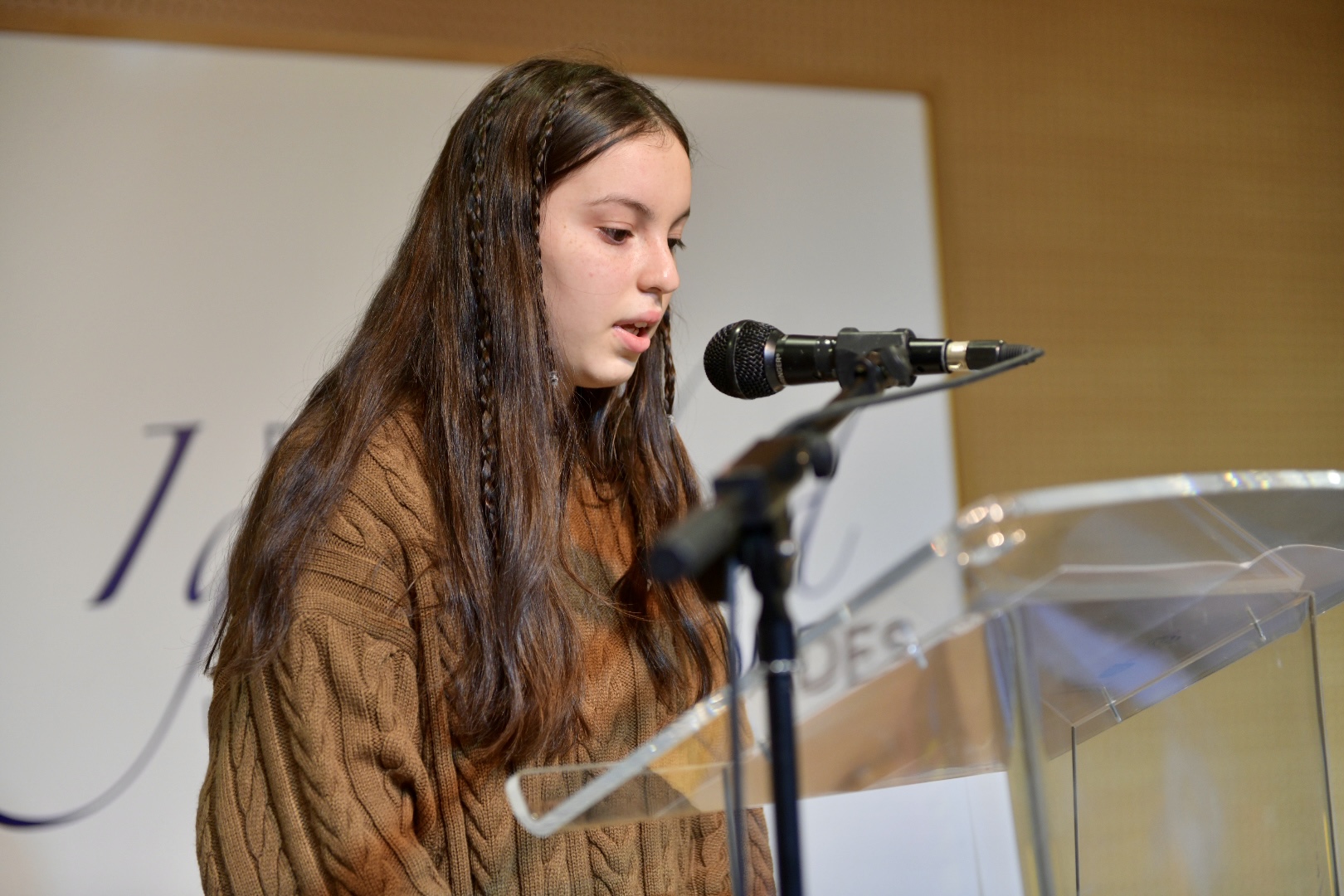 Una de las alumnas del CEIPSO María Moliner durante la lectura de la Declaración Institucional con motivo del Día Internacional de la Mujer.
