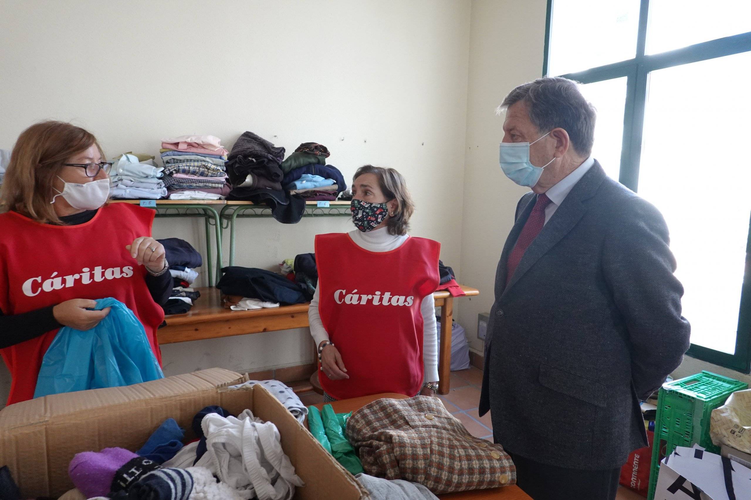 El alcalde, Luis Partida, visita las dependencias municipales donde se están recogiendo y clasificando los artículos donados a los ucranianos.