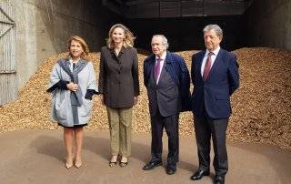 Foto de familia de las autoridades en el Centro de Biomasa.