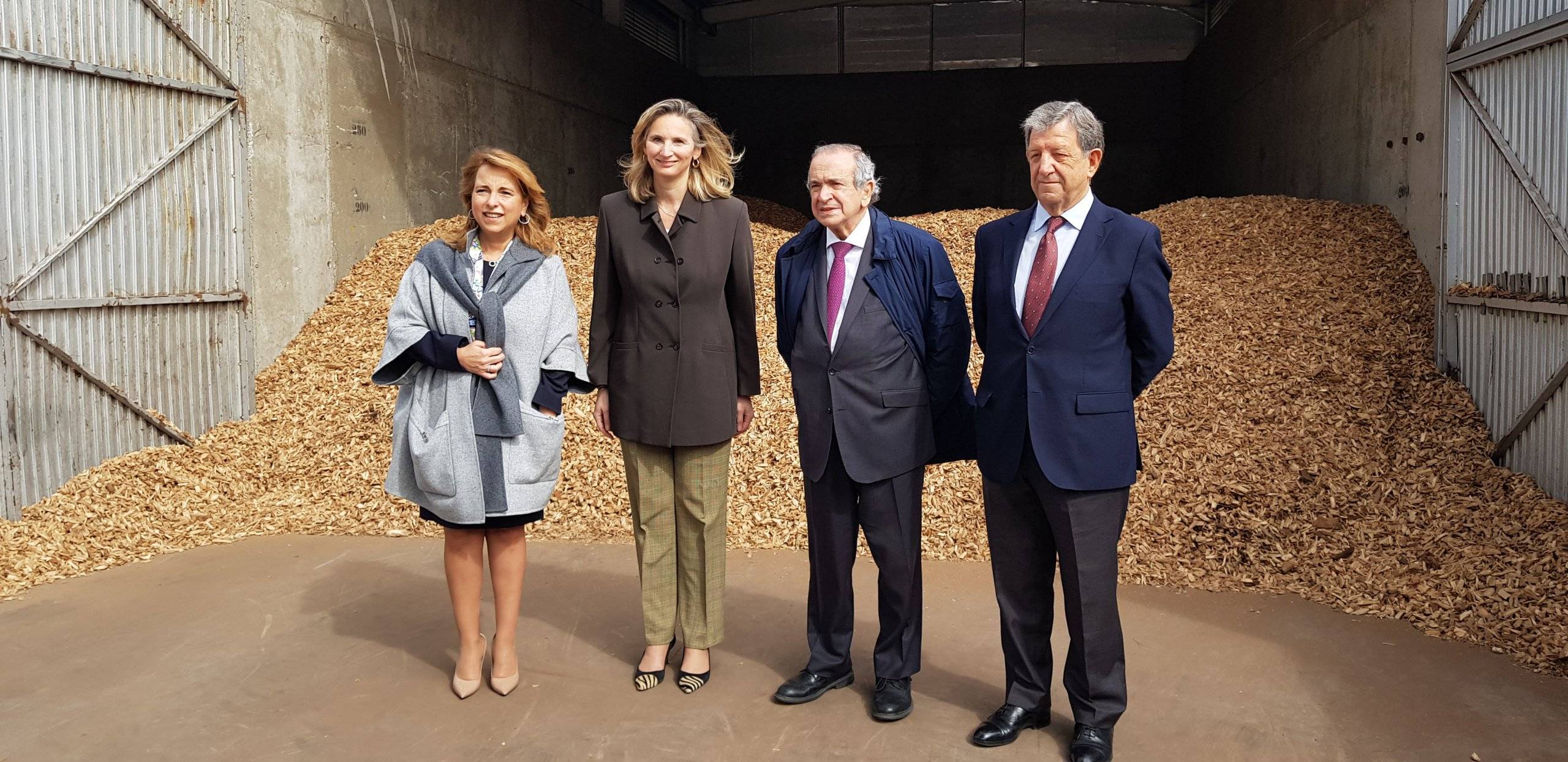 Foto de familia de las autoridades en el Centro de Biomasa.