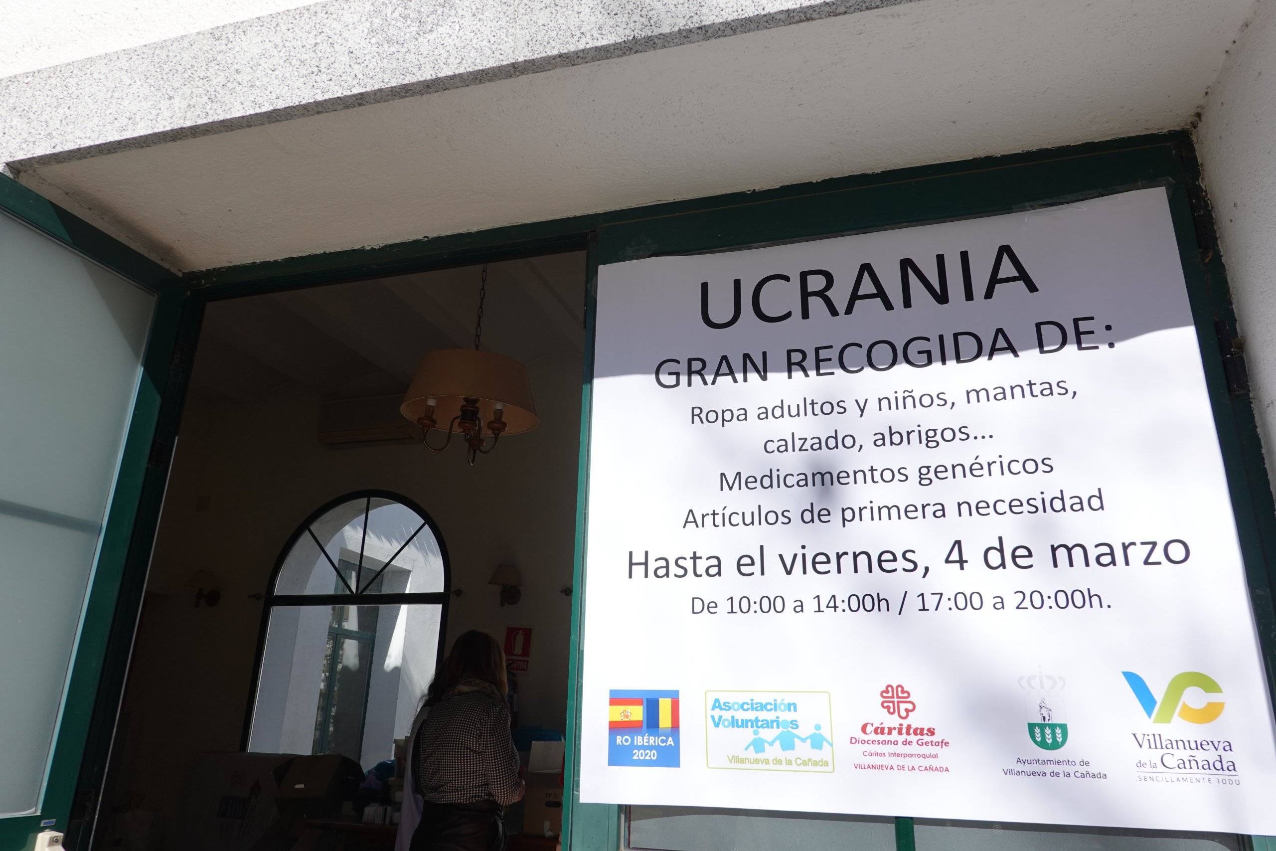 Cartel informativo situado a la entrada de las dependencias municipales donde se están recogiendo las donaciones.