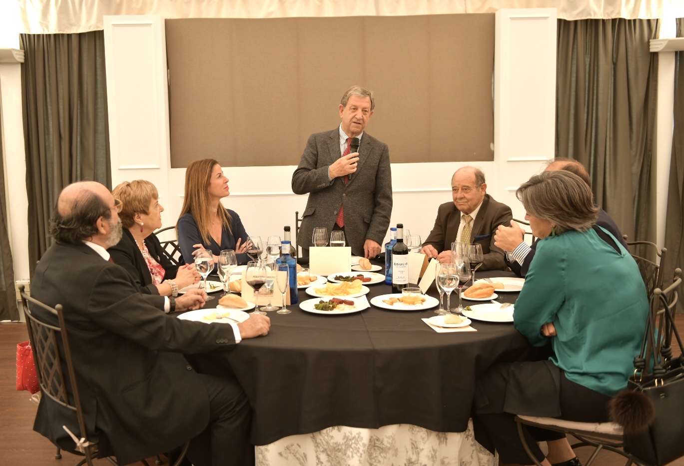 El alcalde, Luis Partida, durante su intervención en la comida de la Asociación de Mayores.