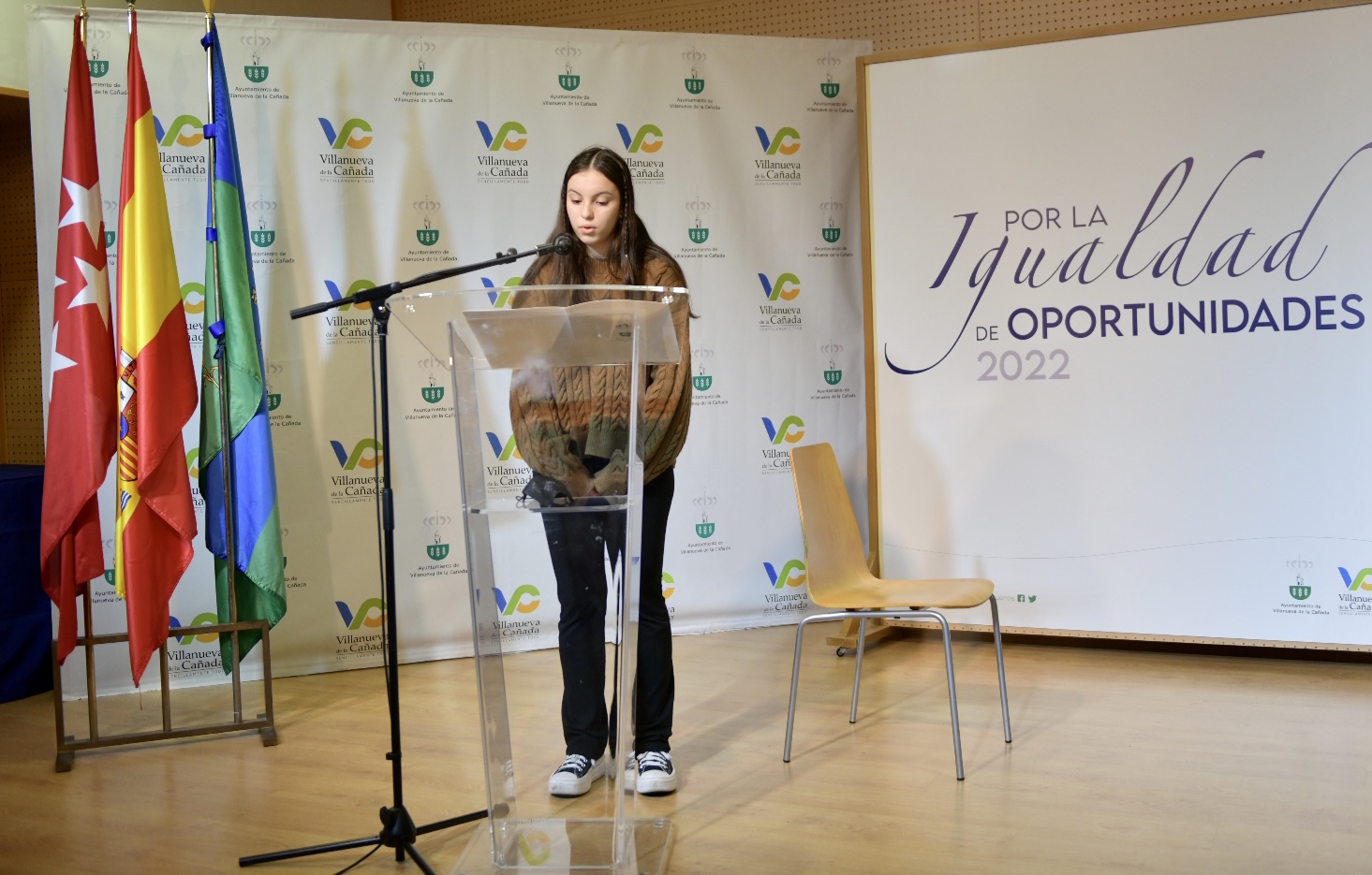 Una de las alumnas del CEIPSO María Moliner durante la lectura de la Declaración Institucional con motivo del Día Internacional de la Mujer.