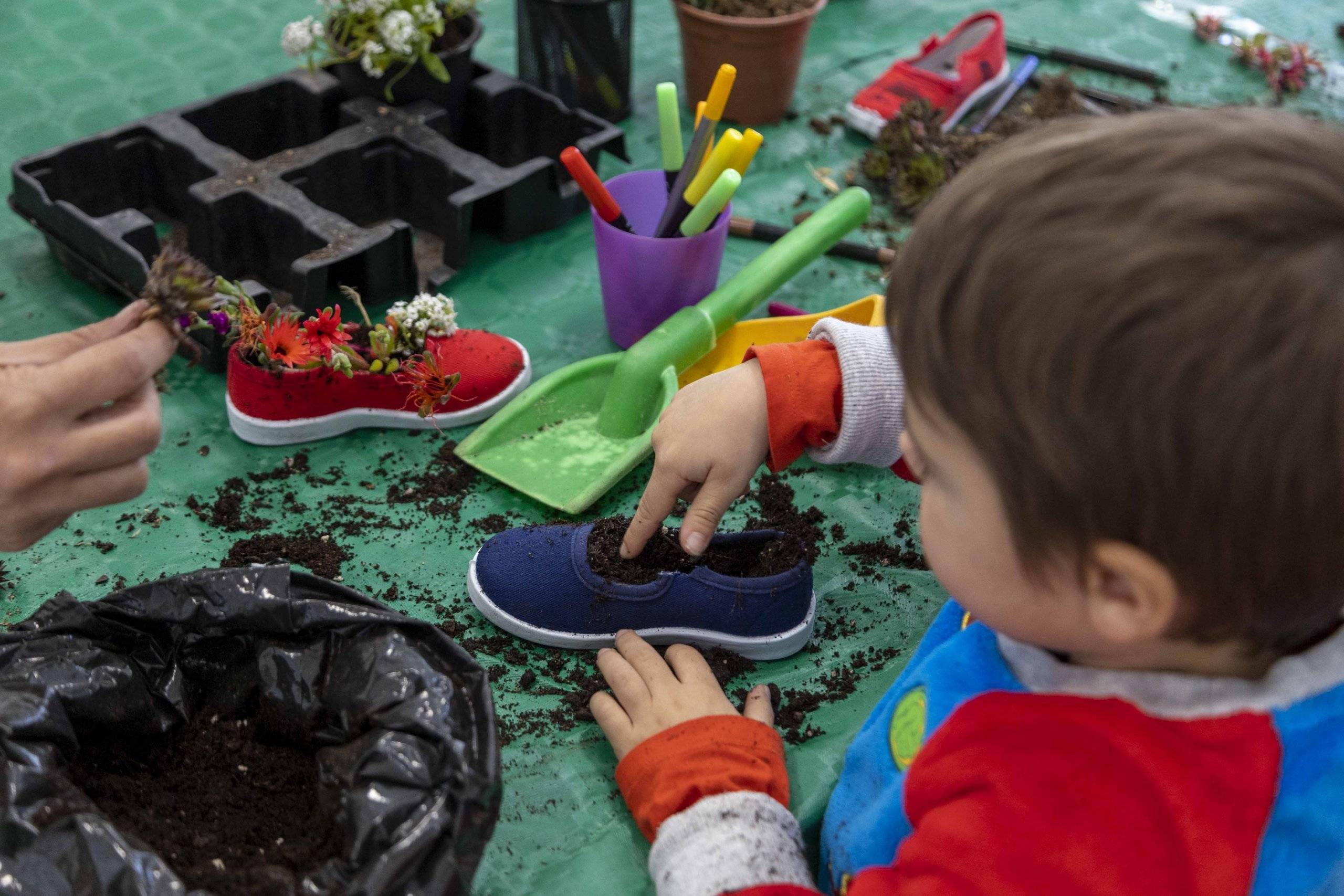 Taller de ocio inclusivo "Un jardín en zapatilla" organizado con motivo del Día Mundial de Concienciación sobre el Autismo.