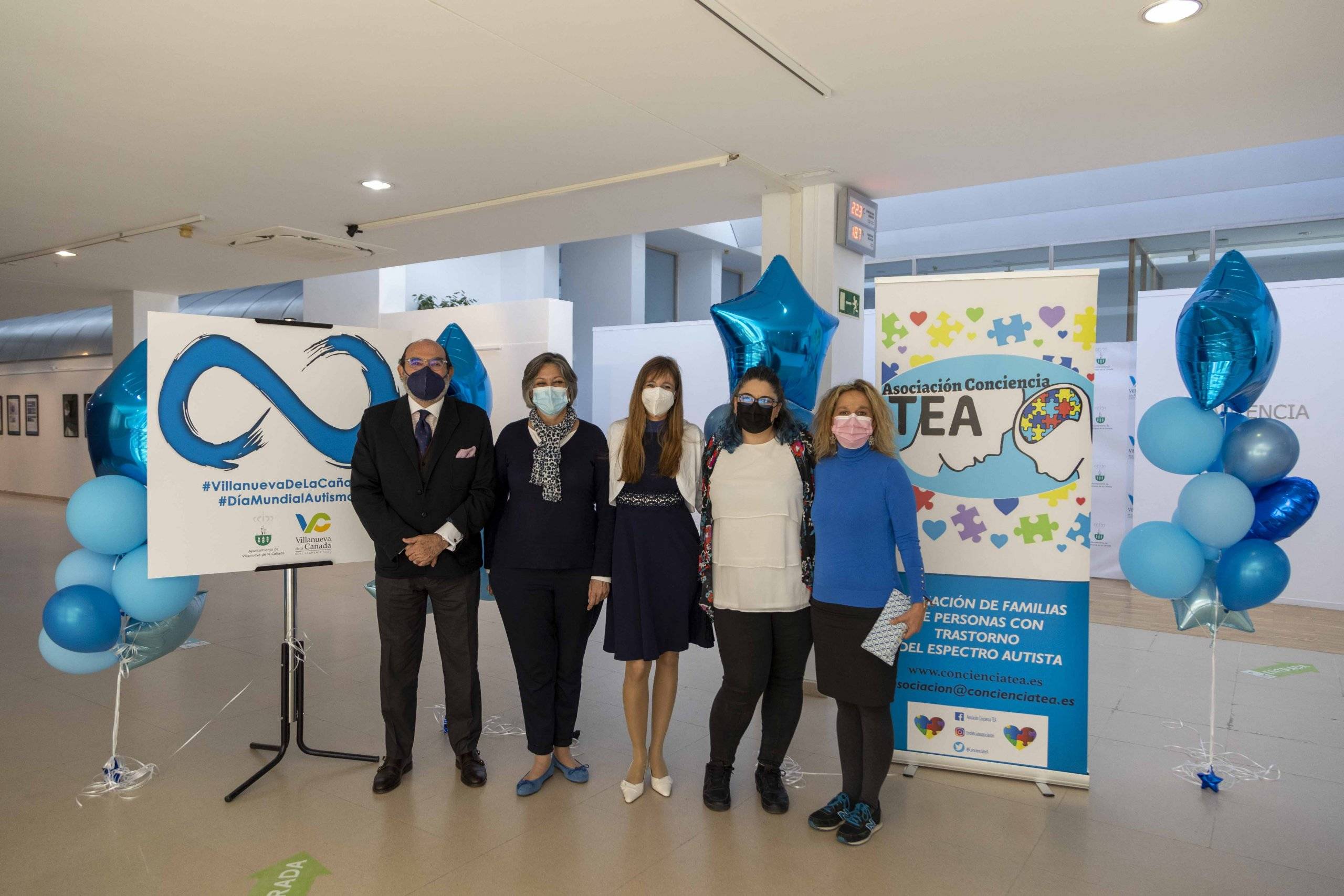 La concejala de Servicios Sociales, Patricia Fernández, la concejala de Seguridad y Transportes, Rosa M.ª García, y el concejal de Cultura, Jesús Fernando Agudo, posan junto a la presidenta y vicepresidenta de la Asociación Conciencia Tea, Irene Ceza y Miriam Martín, respectivamente, en el C.C. La Despernada.