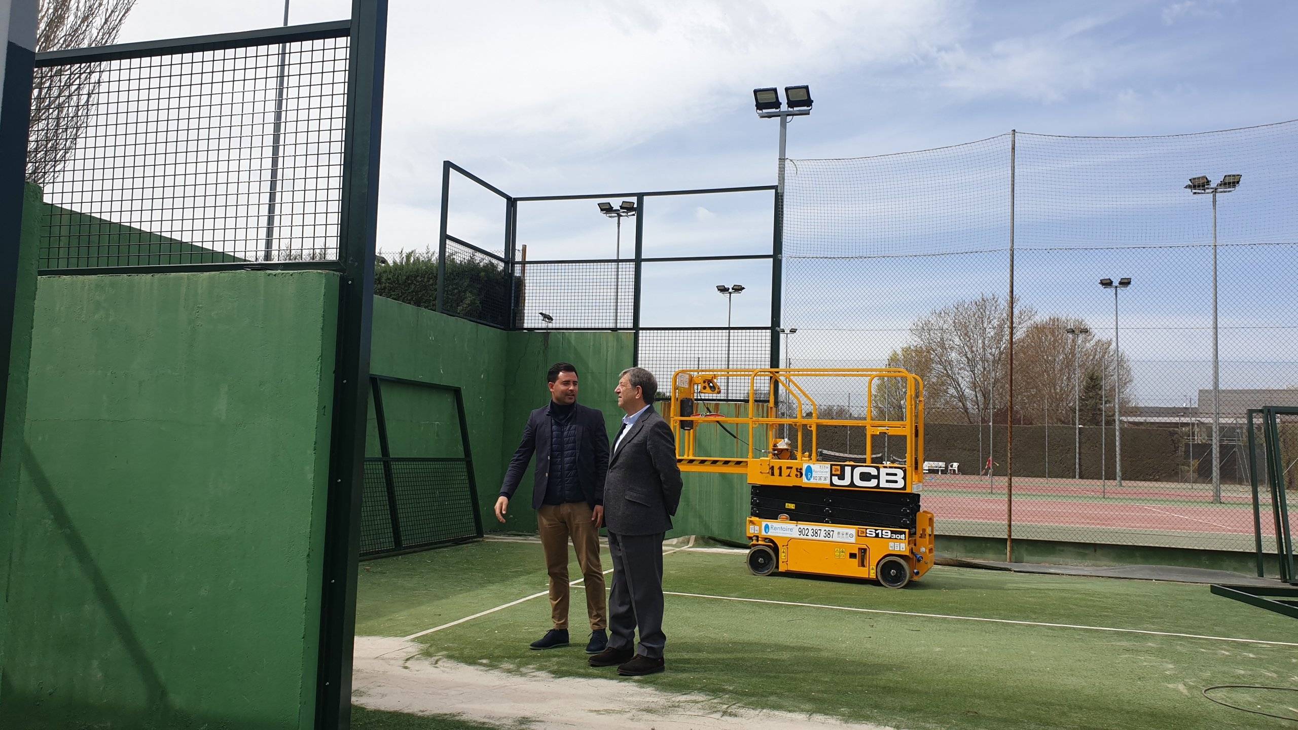 El alcalde, Luis Partida, y el concejal de Deportes, Ignacio González, durante la visita de obras.
