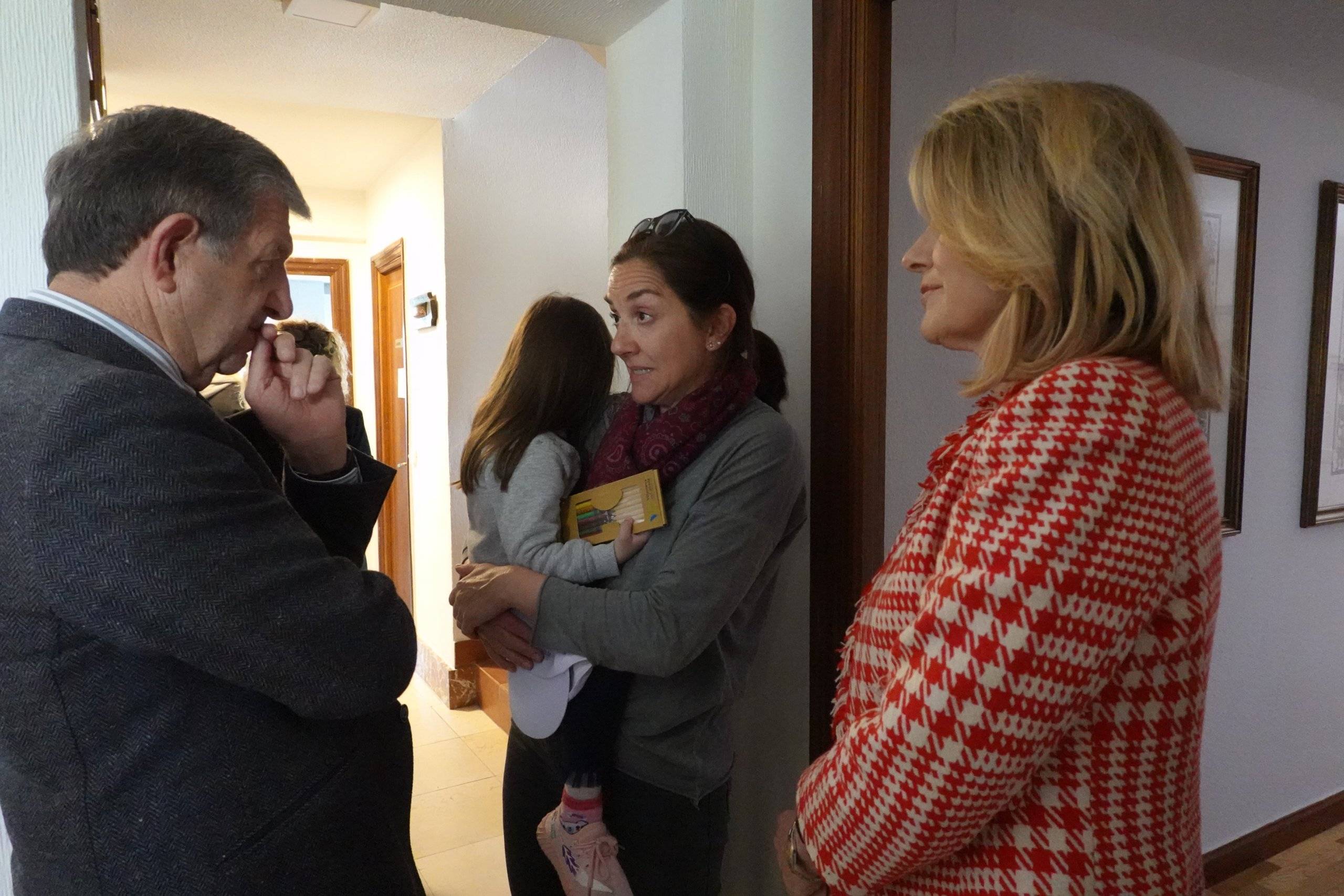 El regidor villanovense y la directora la presidenta de la fundación, María Matos, hablando con la directora de la misma.