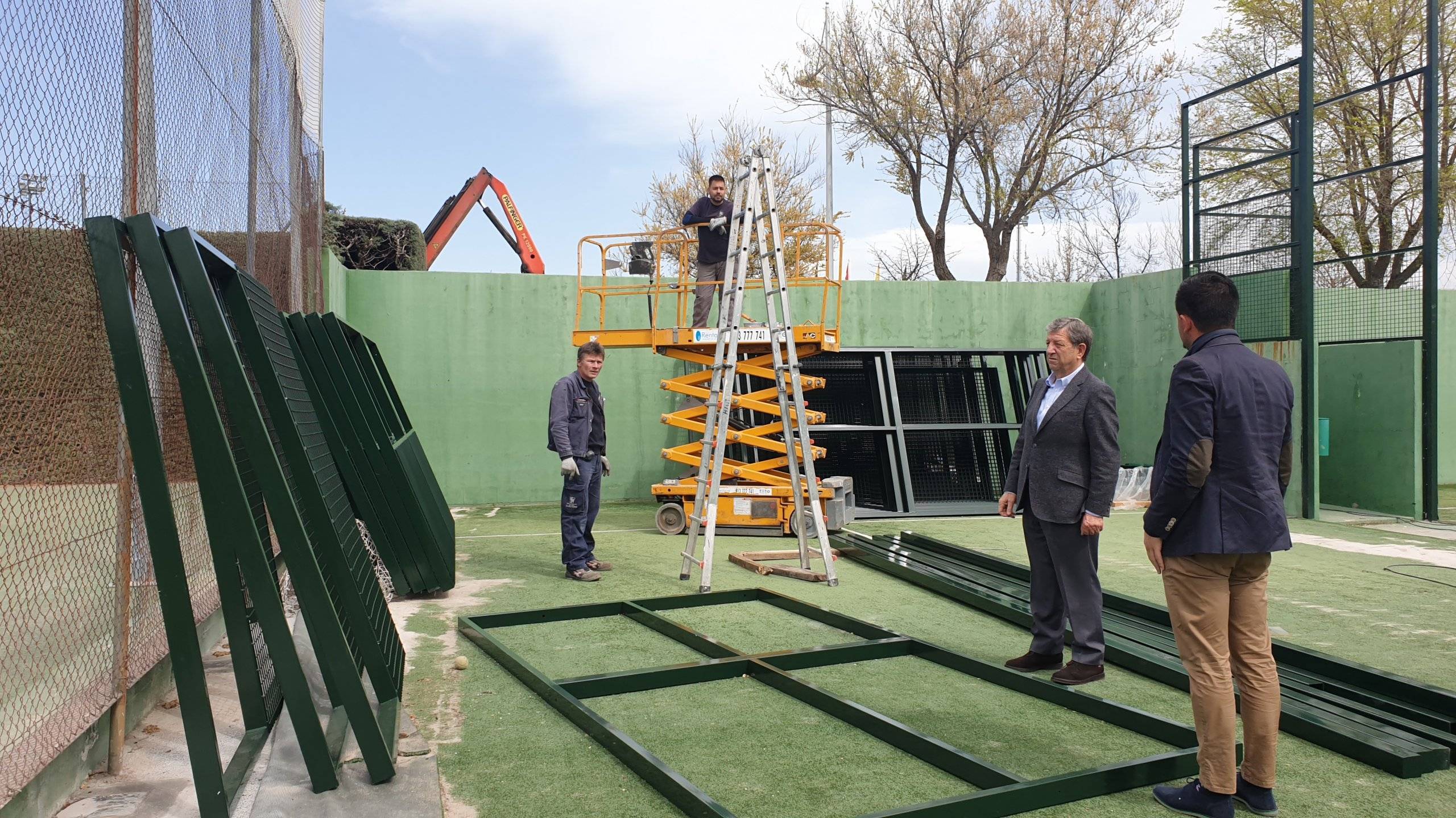 El alcalde, Luis Partida, y el concejal de Deportes, Ignacio González, durante la visita de obras.