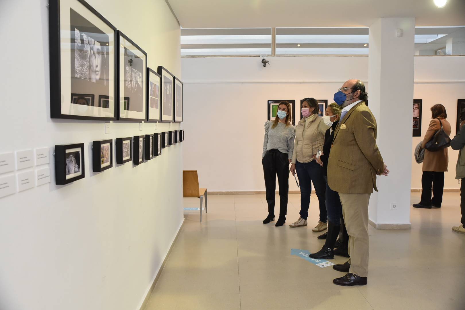 Autoridades locales en la inauguración de la exposición.