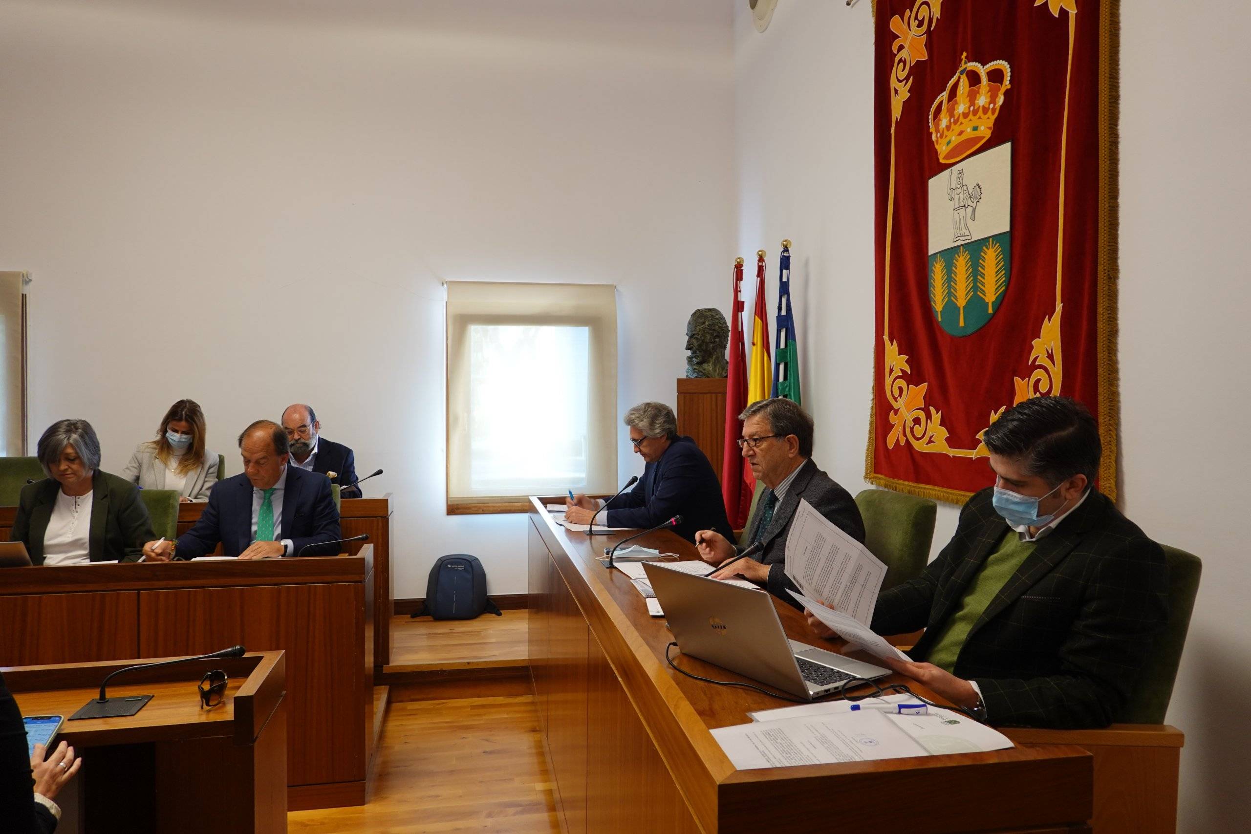 El alcalde, Luis Partida, y autoridades durante el Pleno celebrado.