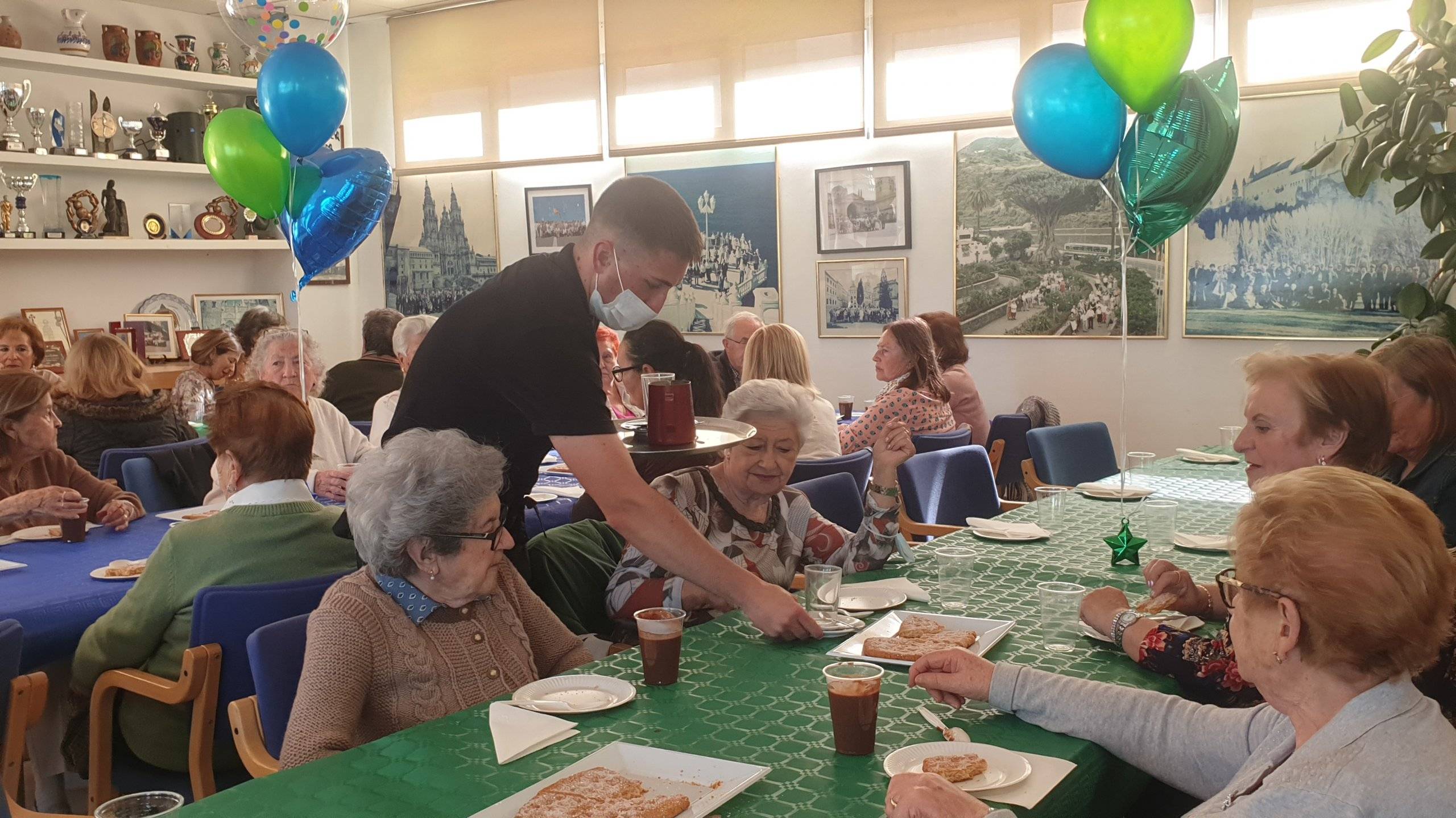 Mayores del municipio asistentes a la celebración.