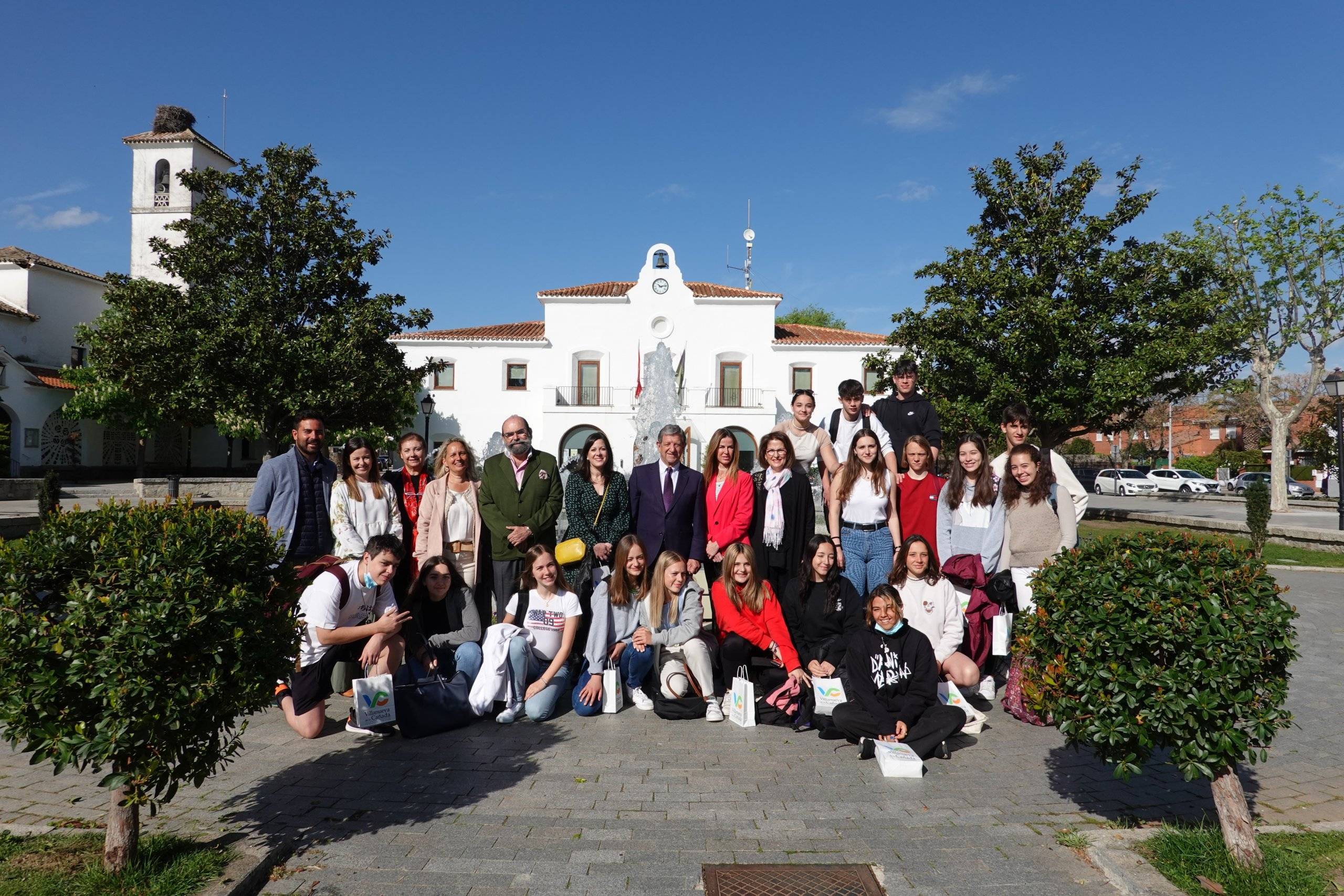 Foto de familia de la recepción de alumnos.