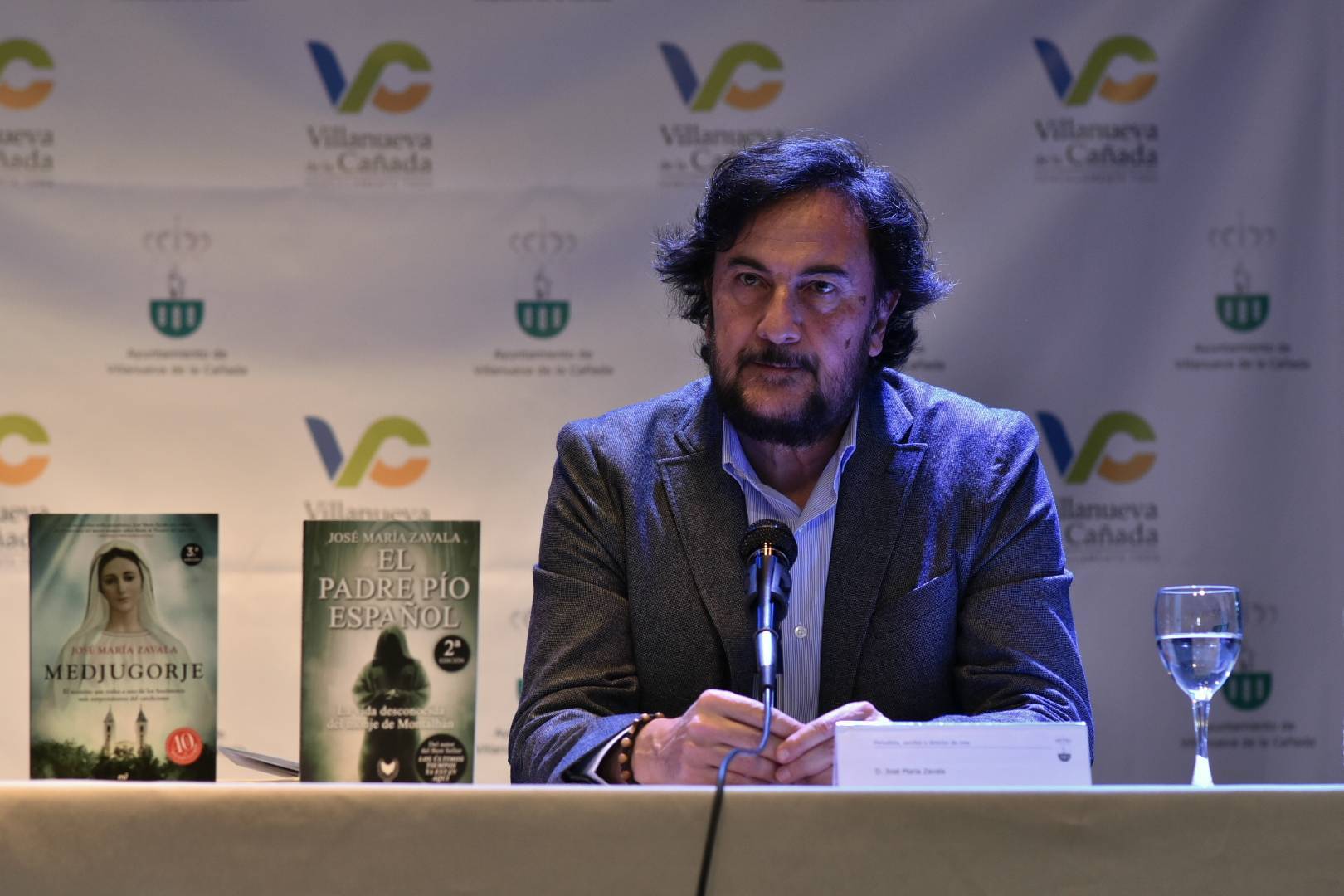 El periodista y escritor José María Zavala durante la conferencia.
