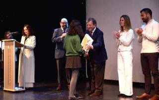 El alcalde, Luis Partida, entregando uno de los premios a una participante.