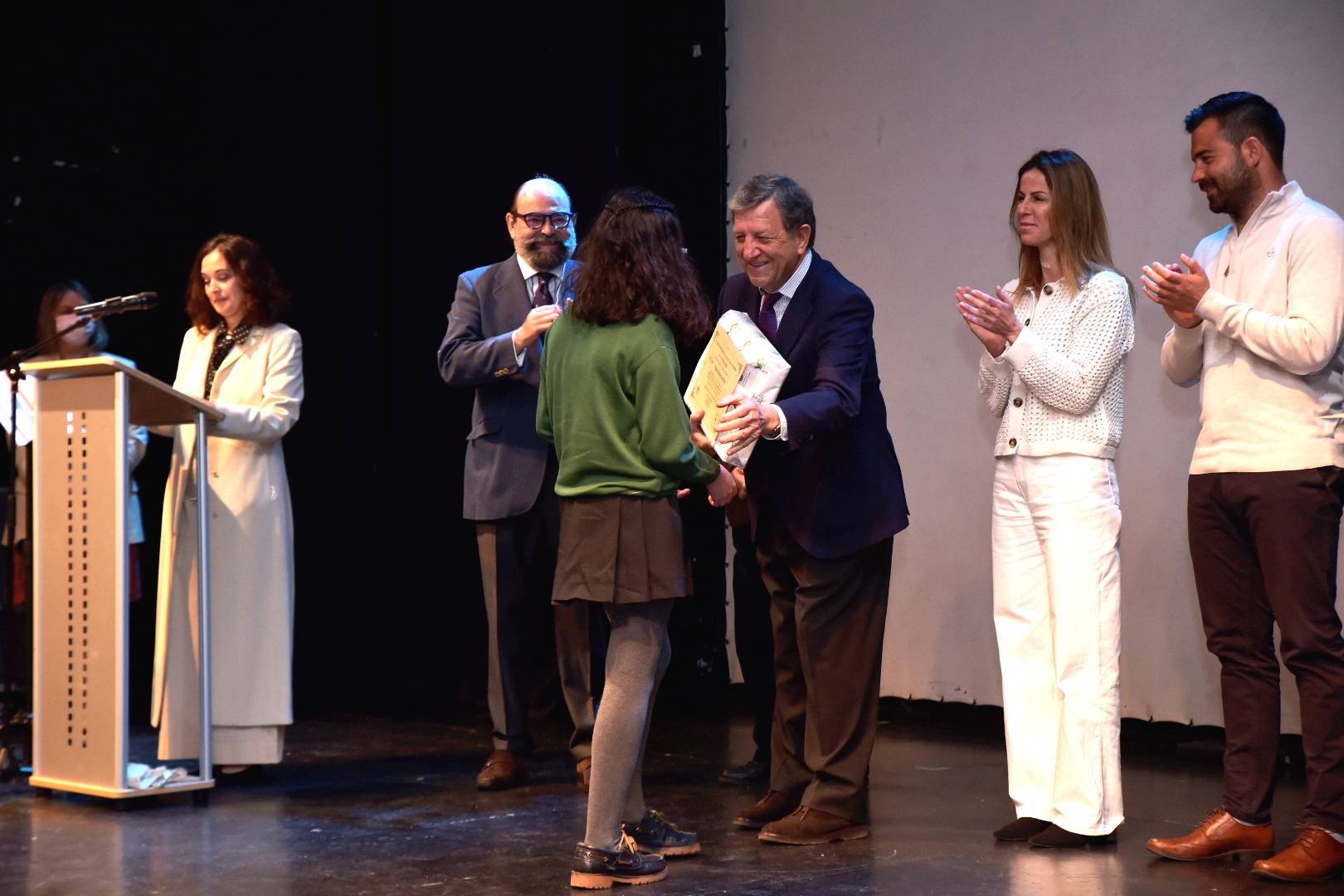 El alcalde, Luis Partida, entregando uno de los premios a una participante.