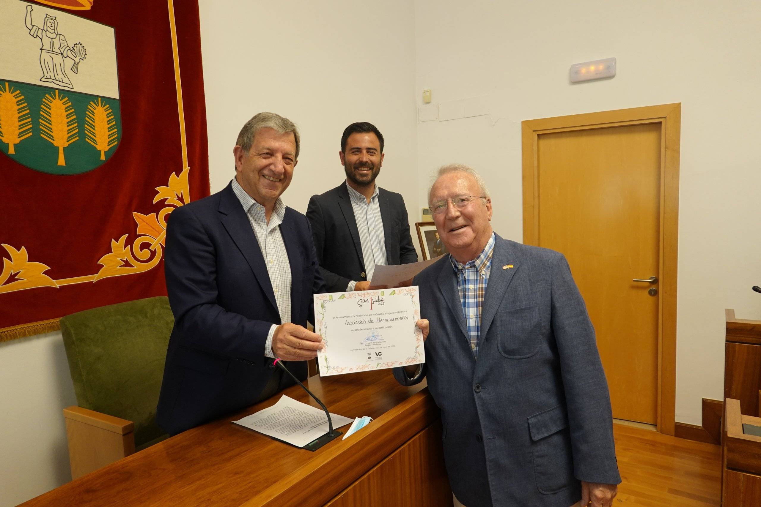 El alcalde, Luis Partida, entrega un diploma por su participación a la Asociación de Hermanamientos