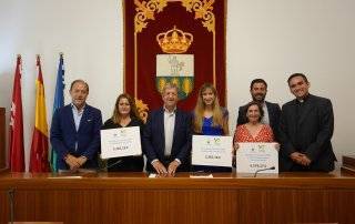 El alcalde, Luis Partida, y autoridades junto a representantes de Cáritas Interparroquial, de la Asociación Conciencia TEA y la delegación local de la Asociación Española contra el Cáncer.