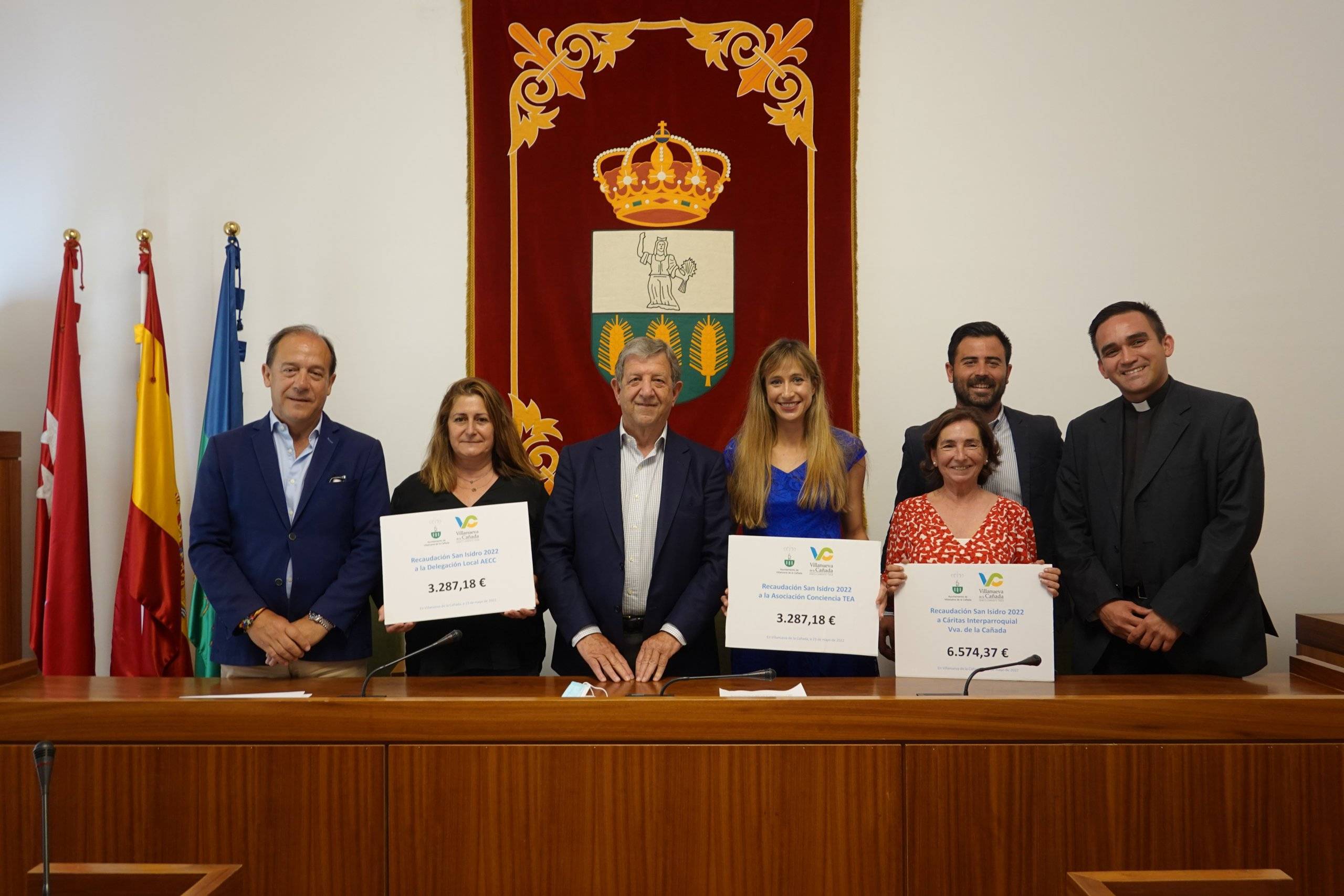 El alcalde, Luis Partida, y autoridades junto a representantes de Cáritas Interparroquial, de la Asociación Conciencia TEA y la delegación local de la Asociación Española contra el Cáncer.