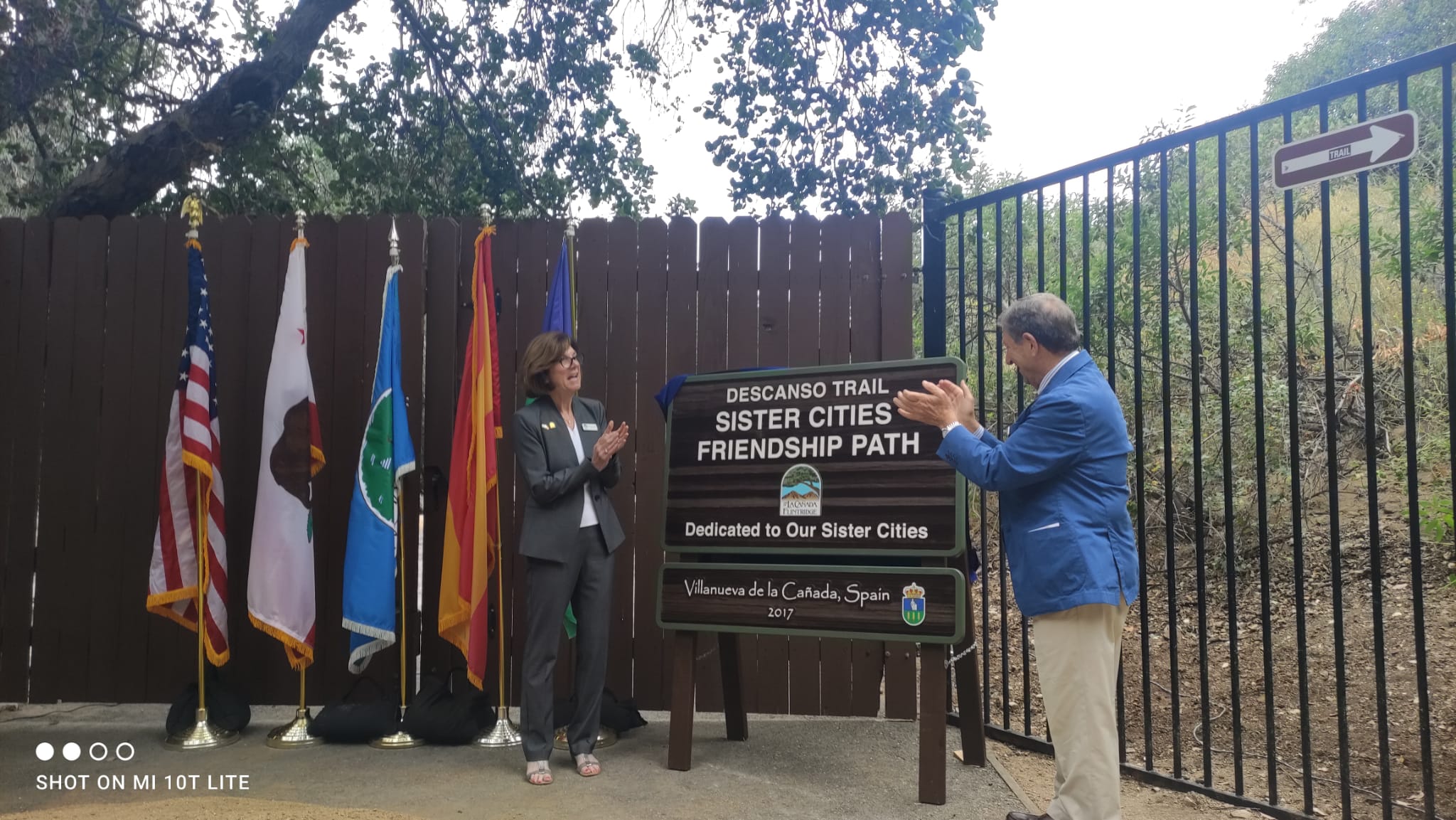 El alcalde, Luis Partida, y su homóloga en La Cañada Flintridge (EEUU), Terry Walker, en la inauguración del “Camino de la Amistad de las Ciudades Hermanas”.