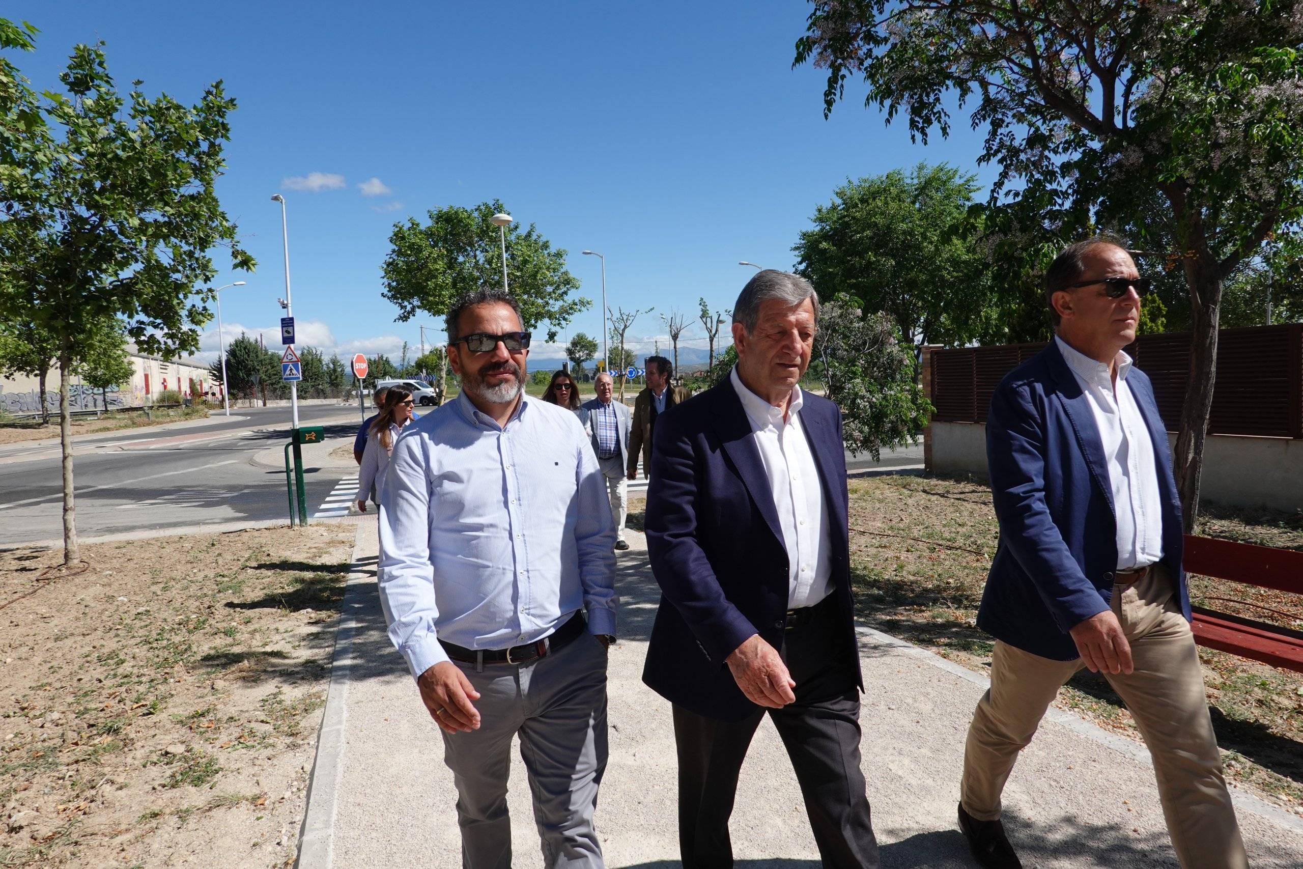 El alcalde, Luis Partida, y el teniente de alcalde, Enrique Serrano, junto al jefe de obra de INESCO, Manuel Blasco, durante la visita.