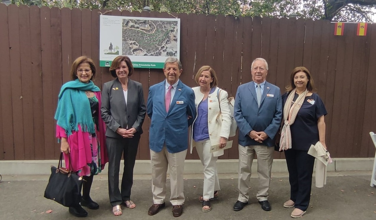 El alcalde, Luis Partida, y la delegación villanovense junto a la alcaldesa de La Cañada Flintridge (EEUU), Terry Walker.