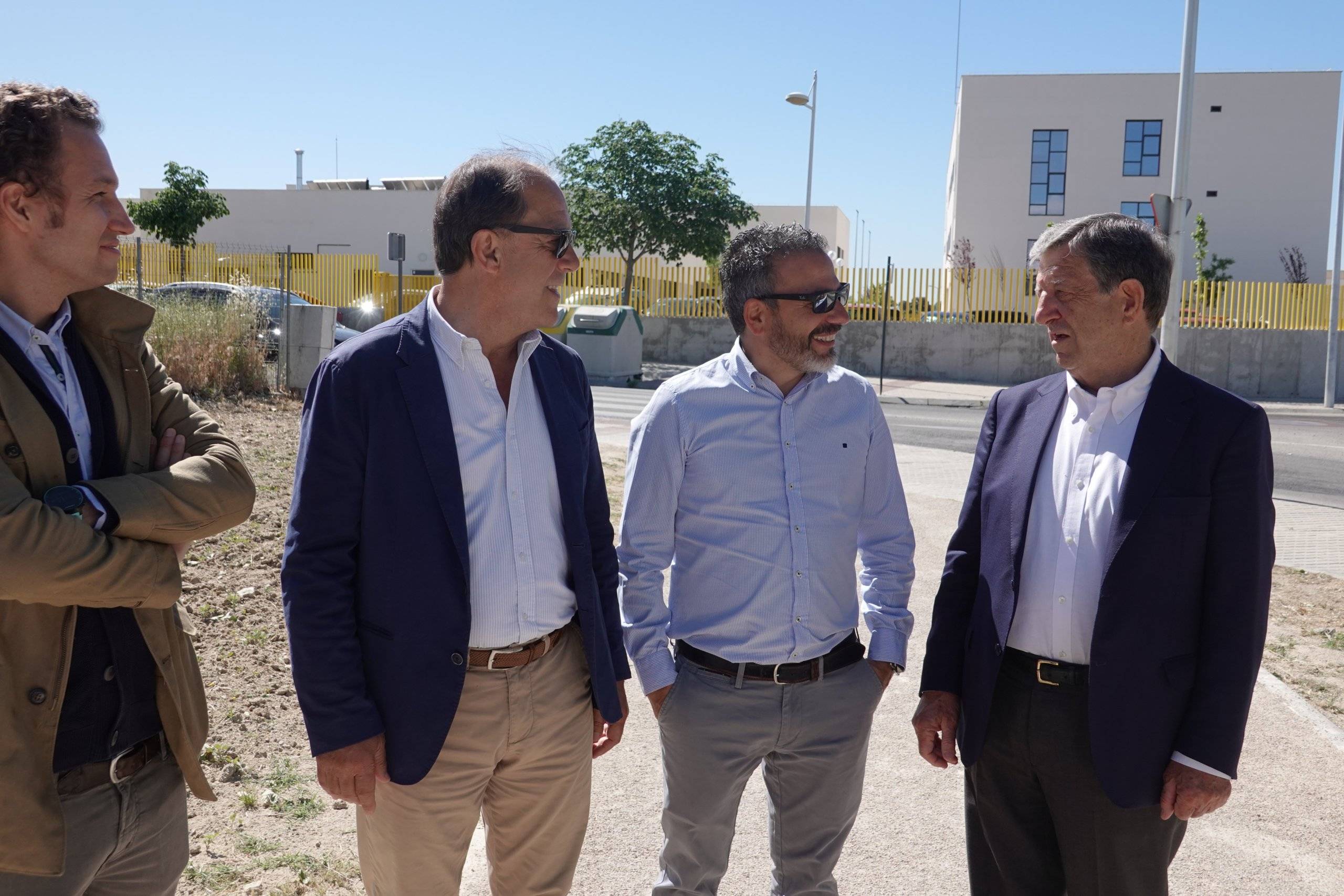 El alcalde, Luis Partida, y el teniente de alcalde, Enrique Serrano, junto al jefe de obra de INESCO, Manuel Blasco, durante la visita.